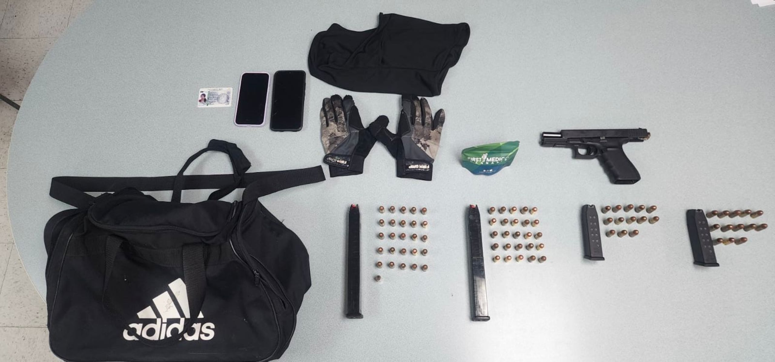 Arma ilegal, cargadores y balas, ocupadas en el vehículo donde transitaba Jesse L. Santana Rodríguez, uno de los fugitivos más buscados en Puerto Rico.