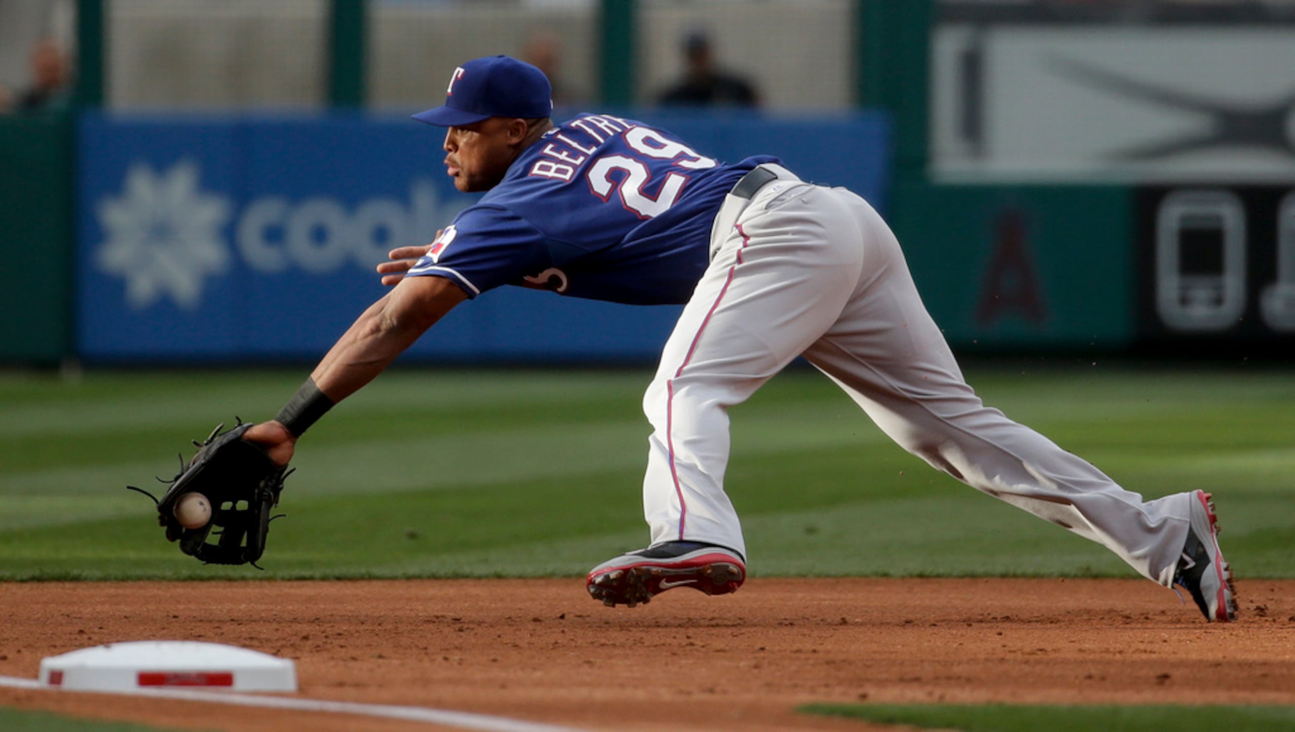 Adrián Beltré es el único tercera base en la historia con más de 3,000 hits y 400 jonrones en su carrera en Major League Baseball.