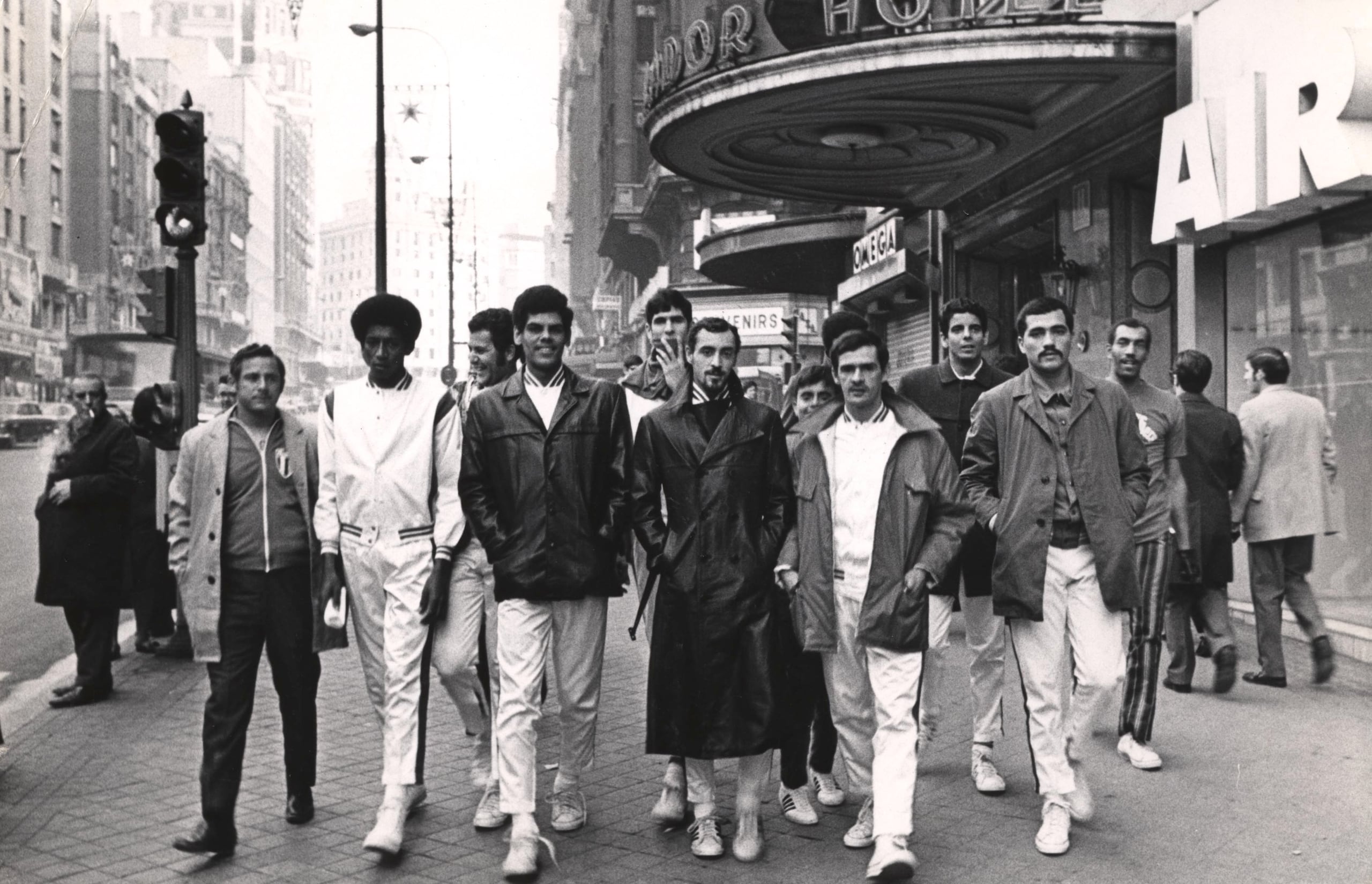 En esta foto clásica en Nueva York, Vitito Ojeda aparece primero a la izquierda escoltando a Josean Báez, Raymond Dalmau, Neftalí Rivera, Alberto Zamot, Flor Meléndez y, atrás, Ángel 'Caco' Cancel, Mickey Coll, Richie Pietri y Ángel Allende durante el tiempo que dirigió la Selección Nacional en la década de 1970.