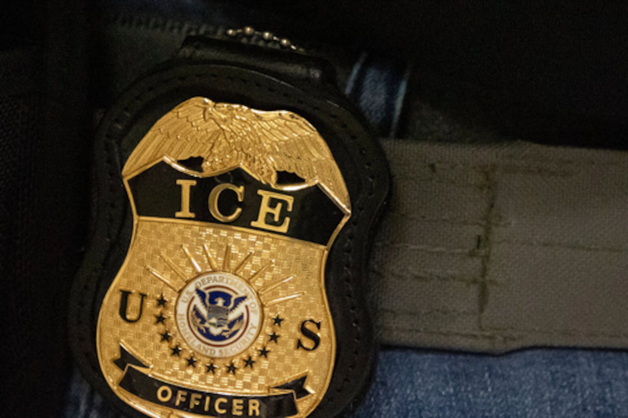 ARCHIVO - Un agente federal lleva una insignia del Servicio de Inmigración y Control de Aduanas en Nueva York, el 10 de junio de 2025. (AP Photo/Yuki Iwamura, Archivo)
