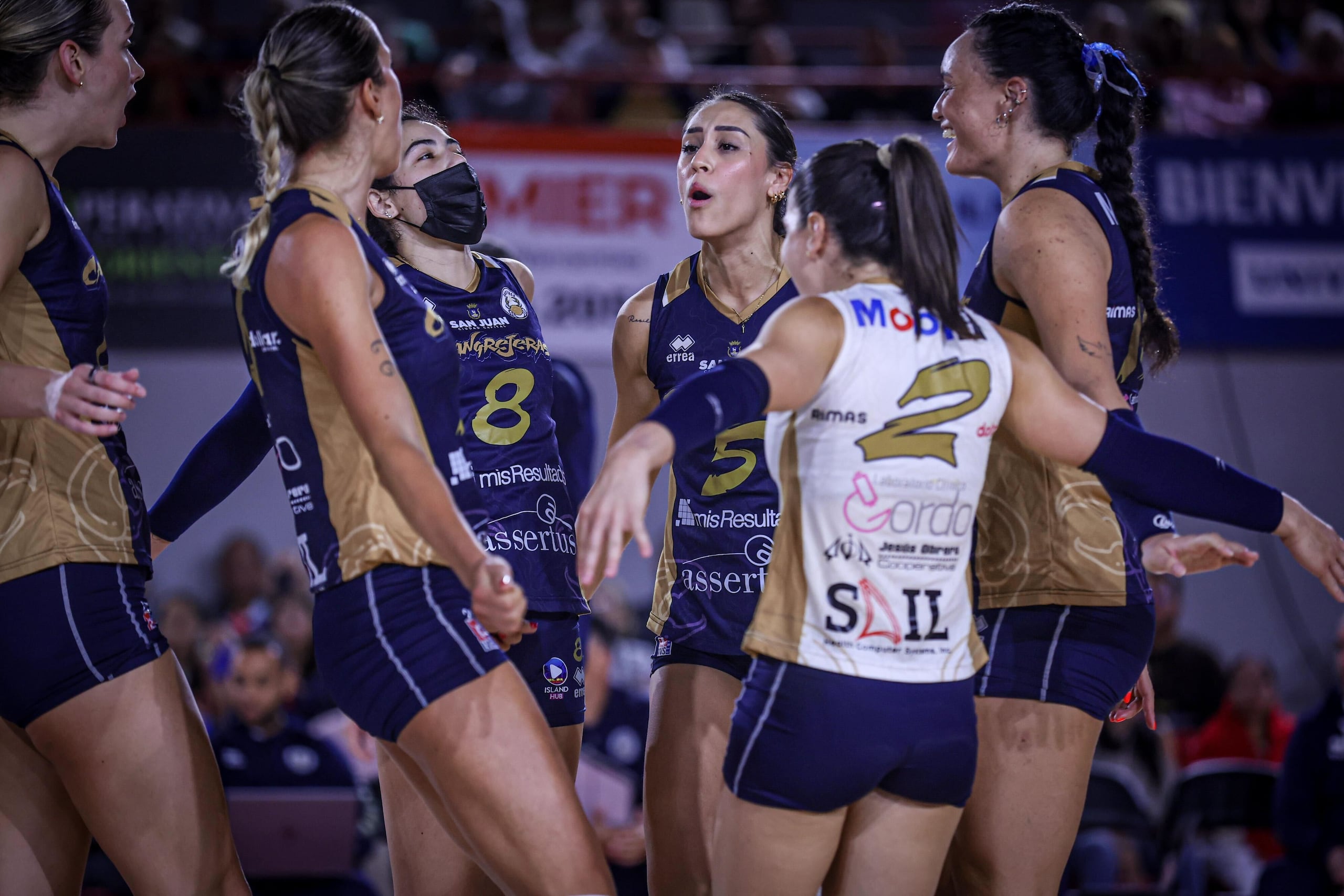 Las Cangrejeras de Santurce celebran tras anotar frente a las Criollas de Caguas en el quinto juego de la final de la LVSF.