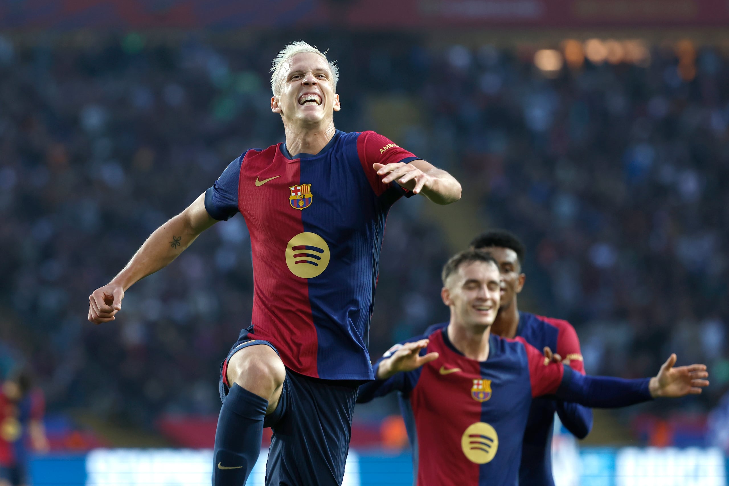 Dani Olmo festeja tras marcar un gol del Barcelona.