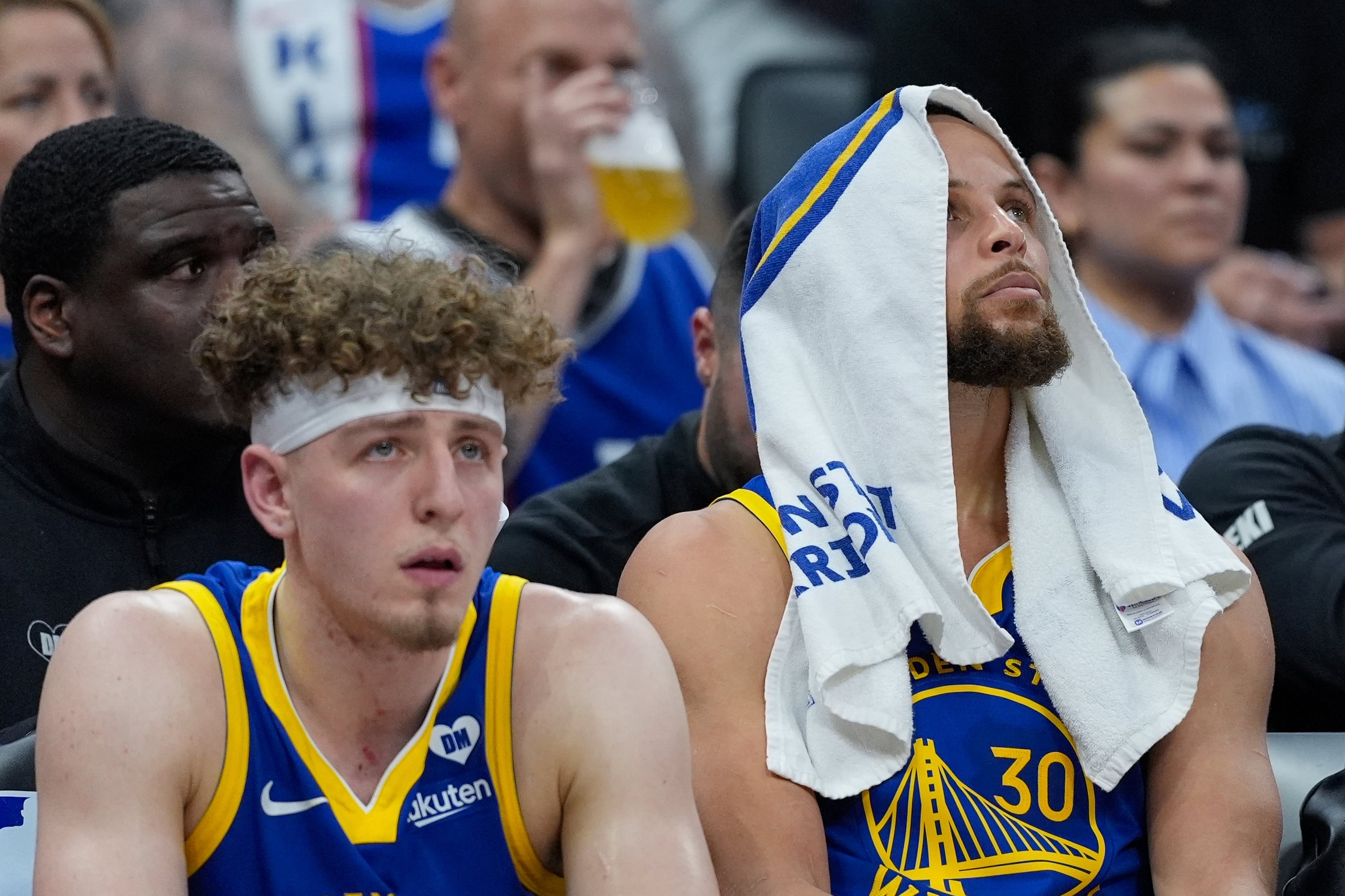 Brandin Podziemski y Stephen Curry aparecen aquí sentados, frustrados, por el evidente desenlace del partido. Los Warriors han quedado fuera de los playoffs por tercera ocasión en los últimos cinco años.