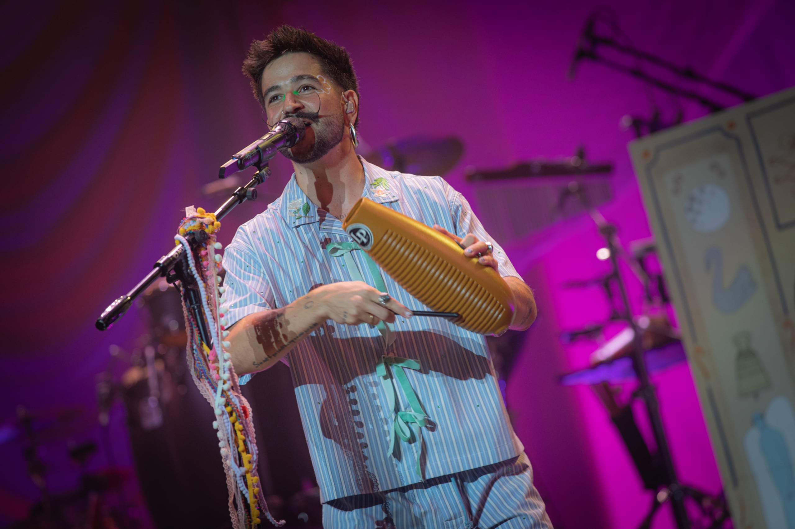 El cantante Camilo durante su concierto en el Coliseo de Puerto Rico.