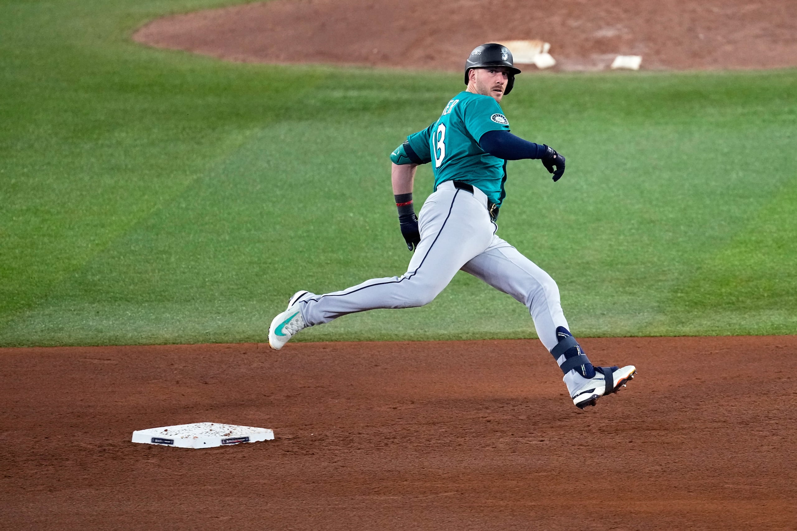 Mitch Garver de los Marineros de Seattle corre tras un triple en la sexta entrada del segundo juego de la Serie de Campeonato ante los Azulejos de Toronto el lunes 13 de octubre del 2025. (AP Foto/David J. Phillip)