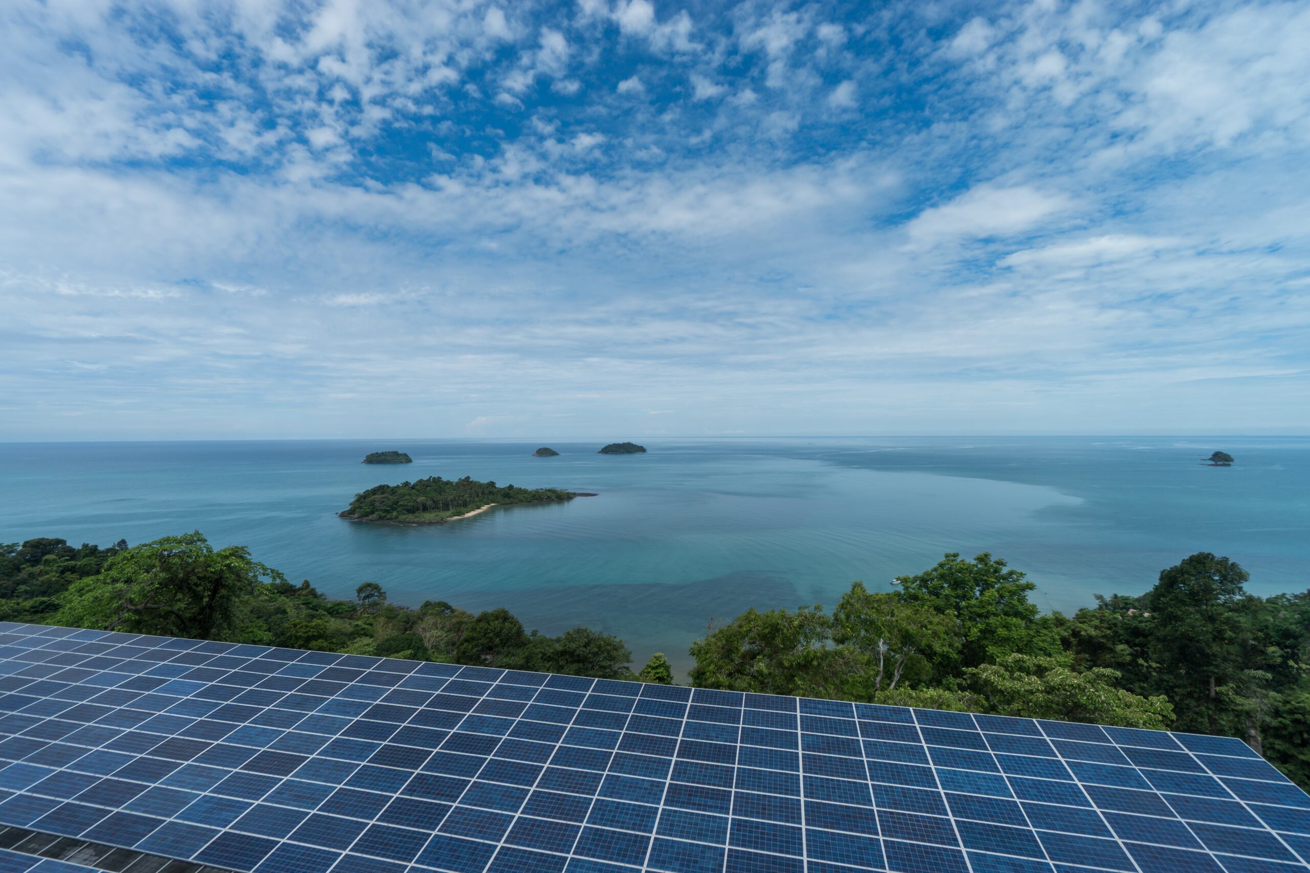 La compañía local ofrece placas solares con y sin baterías para residencias, comercios y empresas industriales