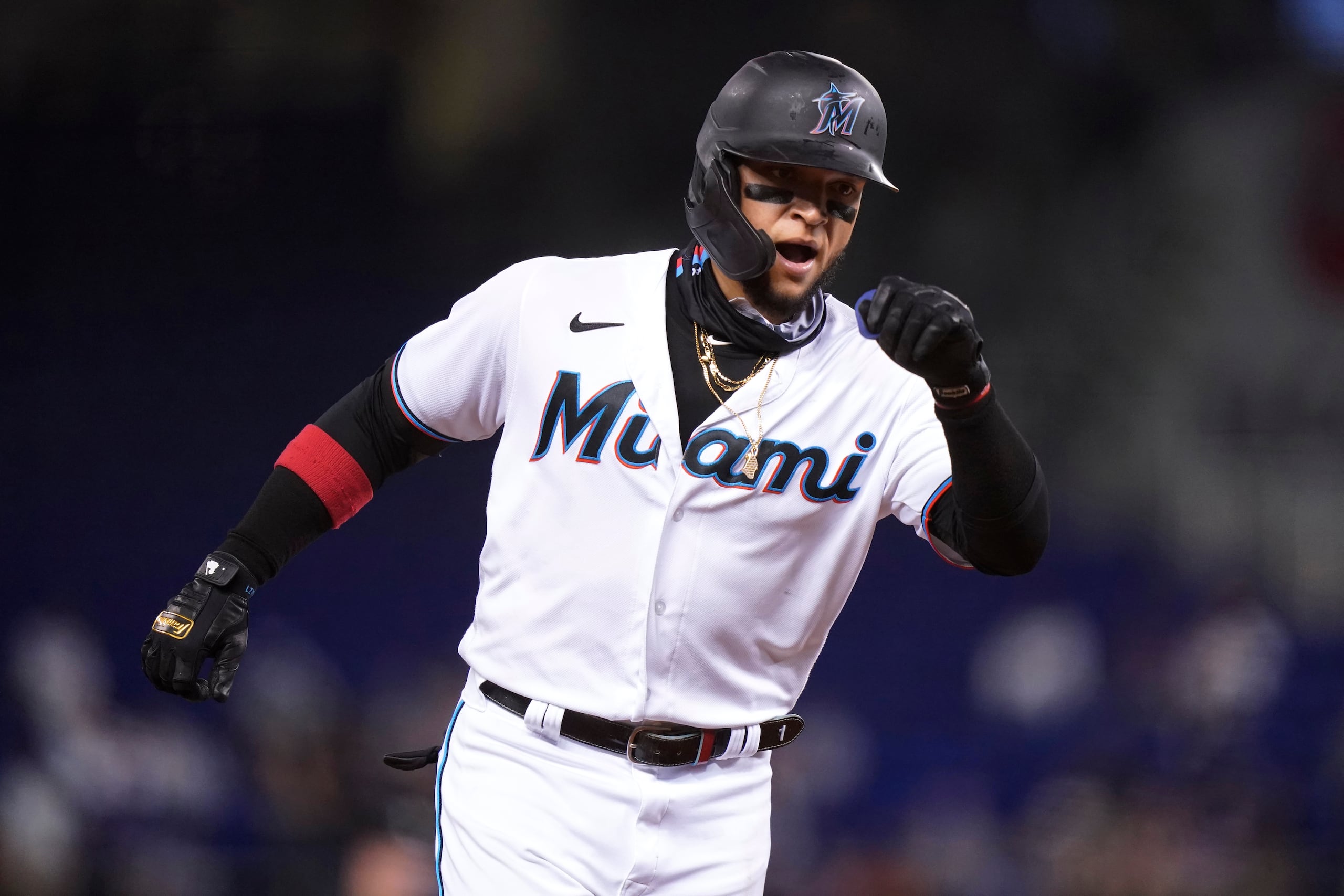 El puertorriqueño Isan Díaz, en uniforme de los Marlins de Miami, recorre las bases luego de conectar un jonrón solitario ante los Mets de Nueva York.