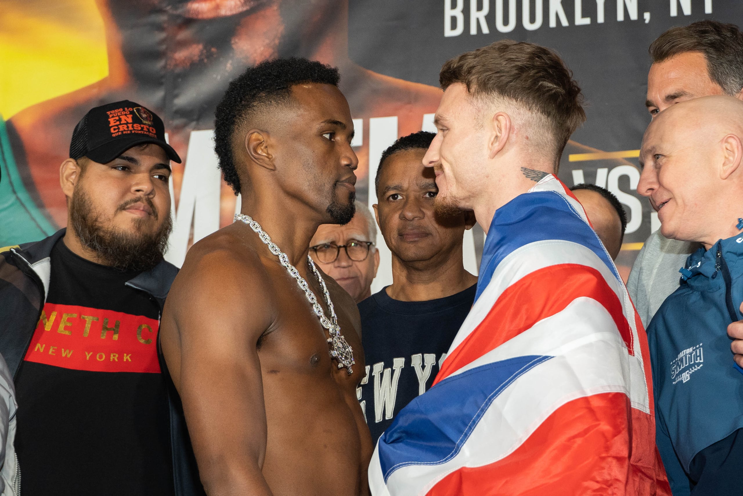 Subriel Matías, el campeón mundial, frente al retador mandatorio, Dalton Smith, luego del pesaje.