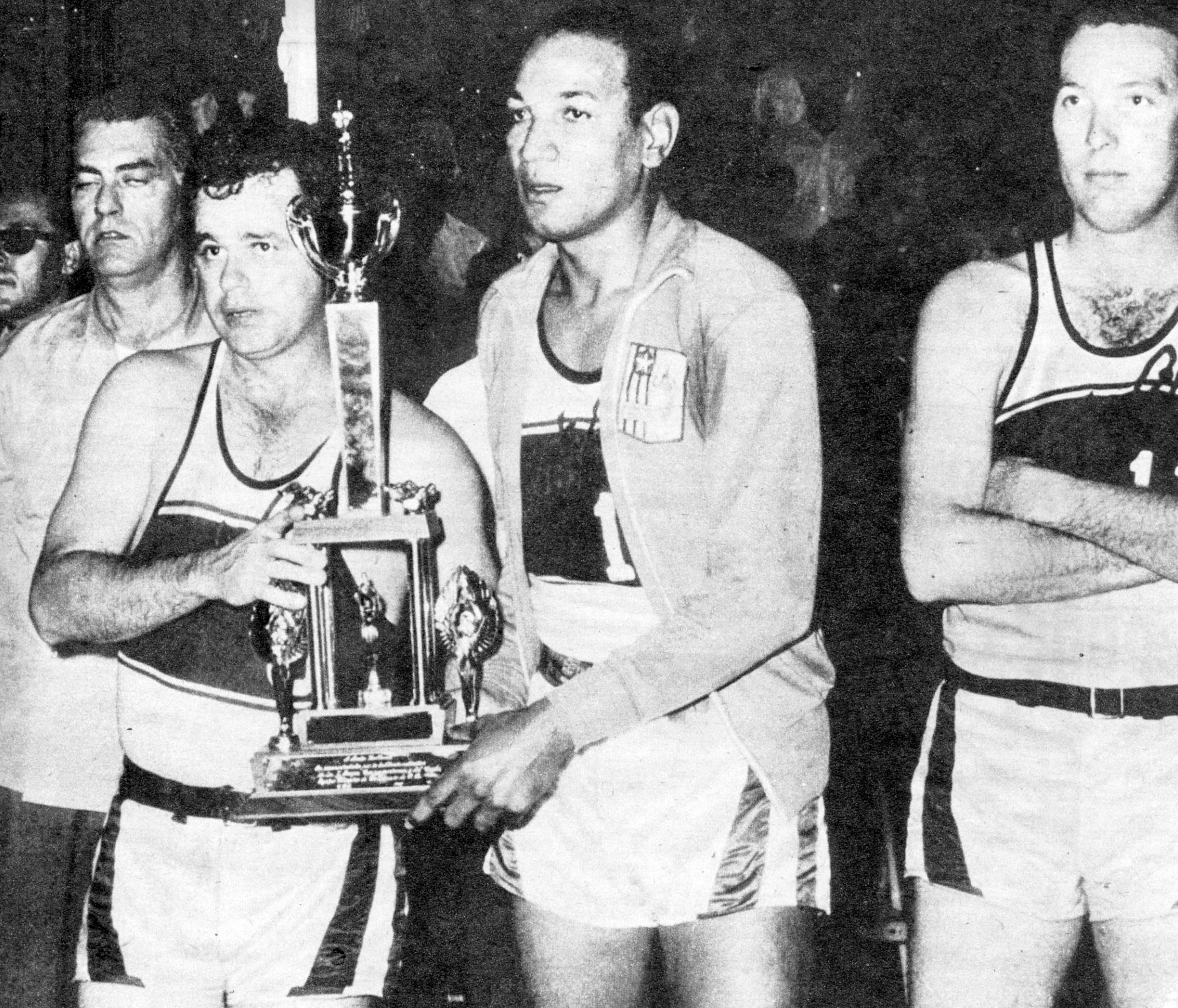Juan 'Pachín' Vicens, a la izquierda, aparece aquí en compañía de Johnny 'El Indio' Báez recibiendo un trofeo.