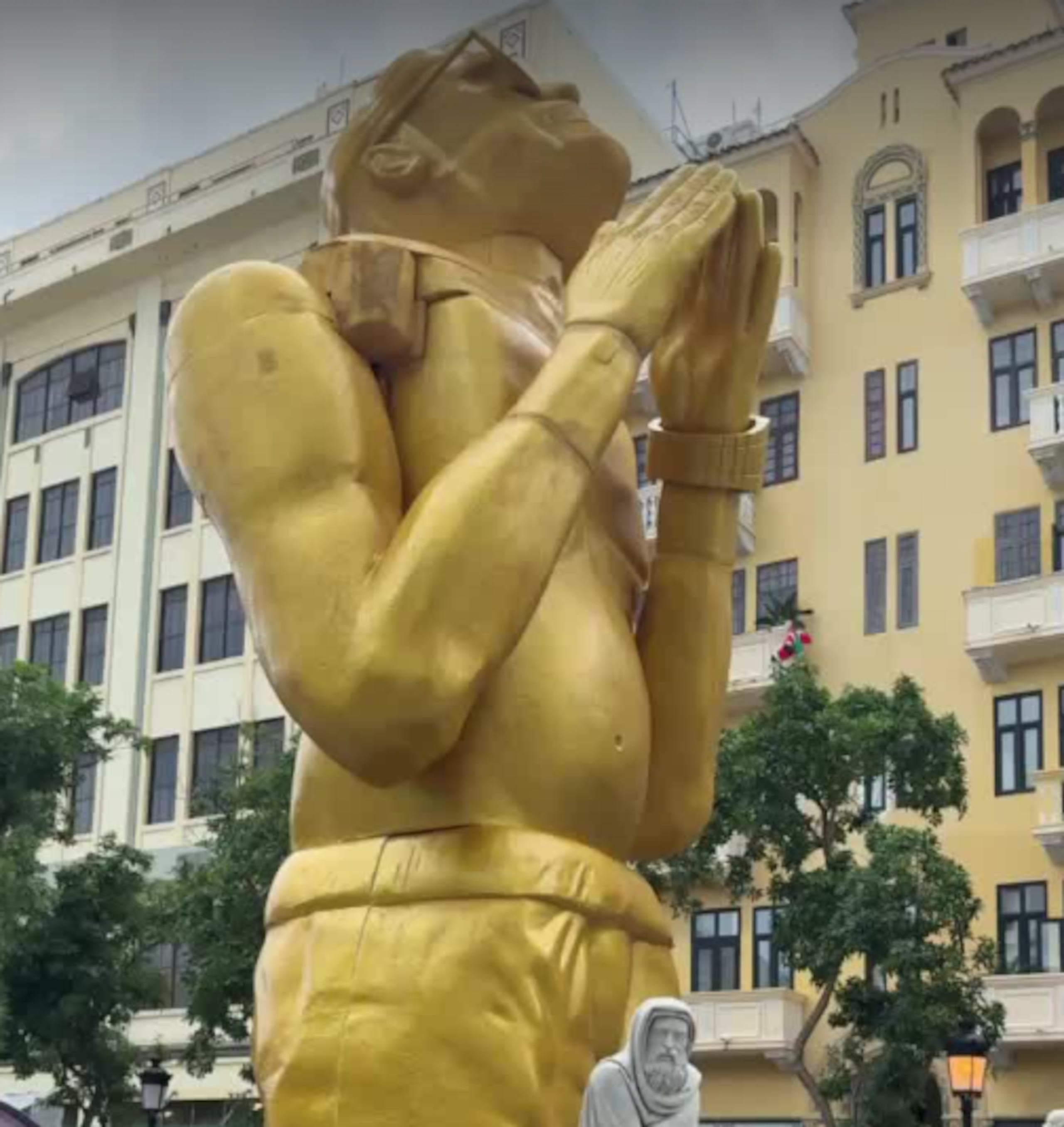 Estatua del cantante Arcángel en el Viejo San Juan.