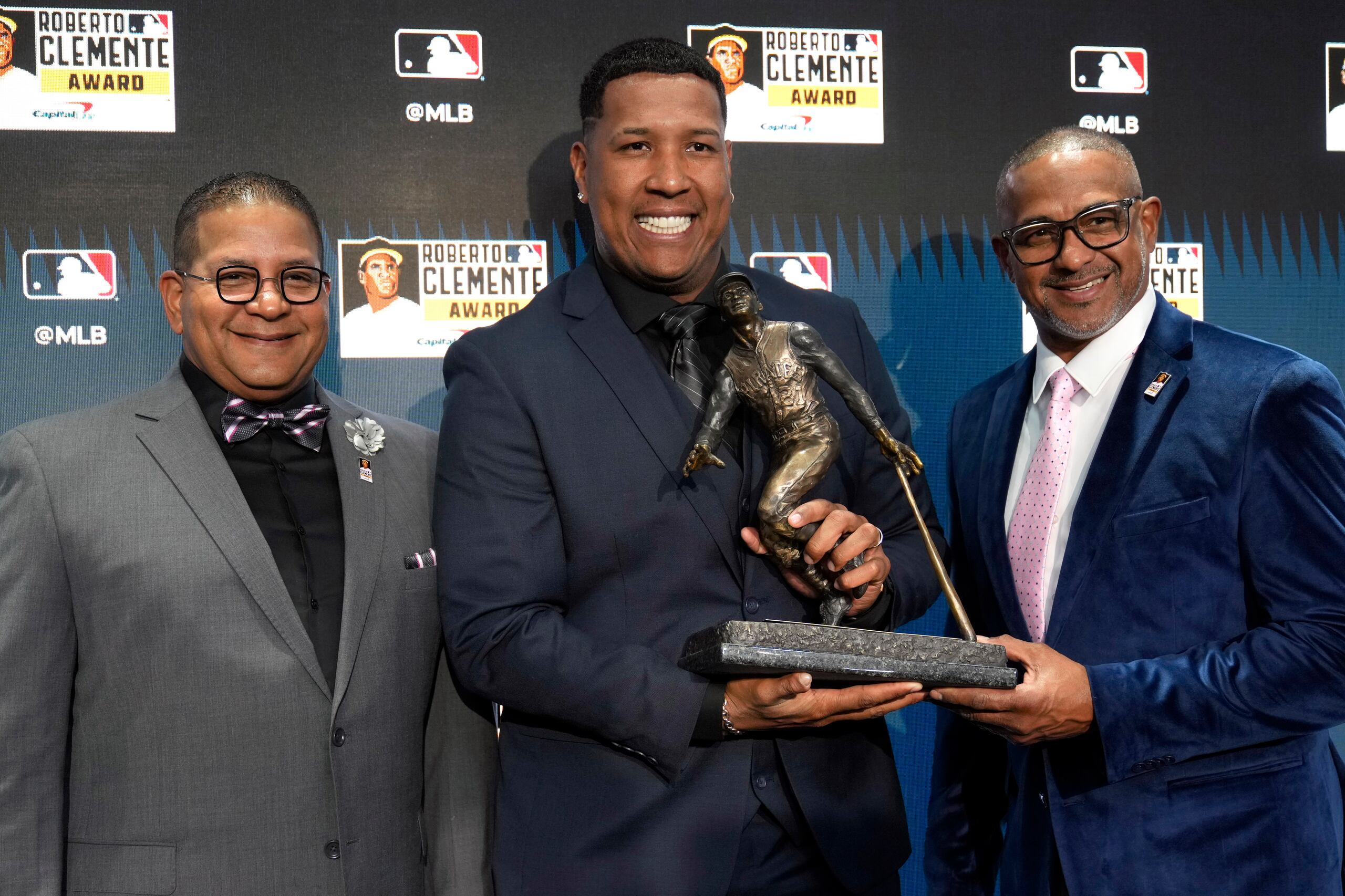 Salvador Pérez posan junto a Luis, a la izquierda, y Roberto Clemente Jr. a la derecha, los hijos de Roberto Clemente.