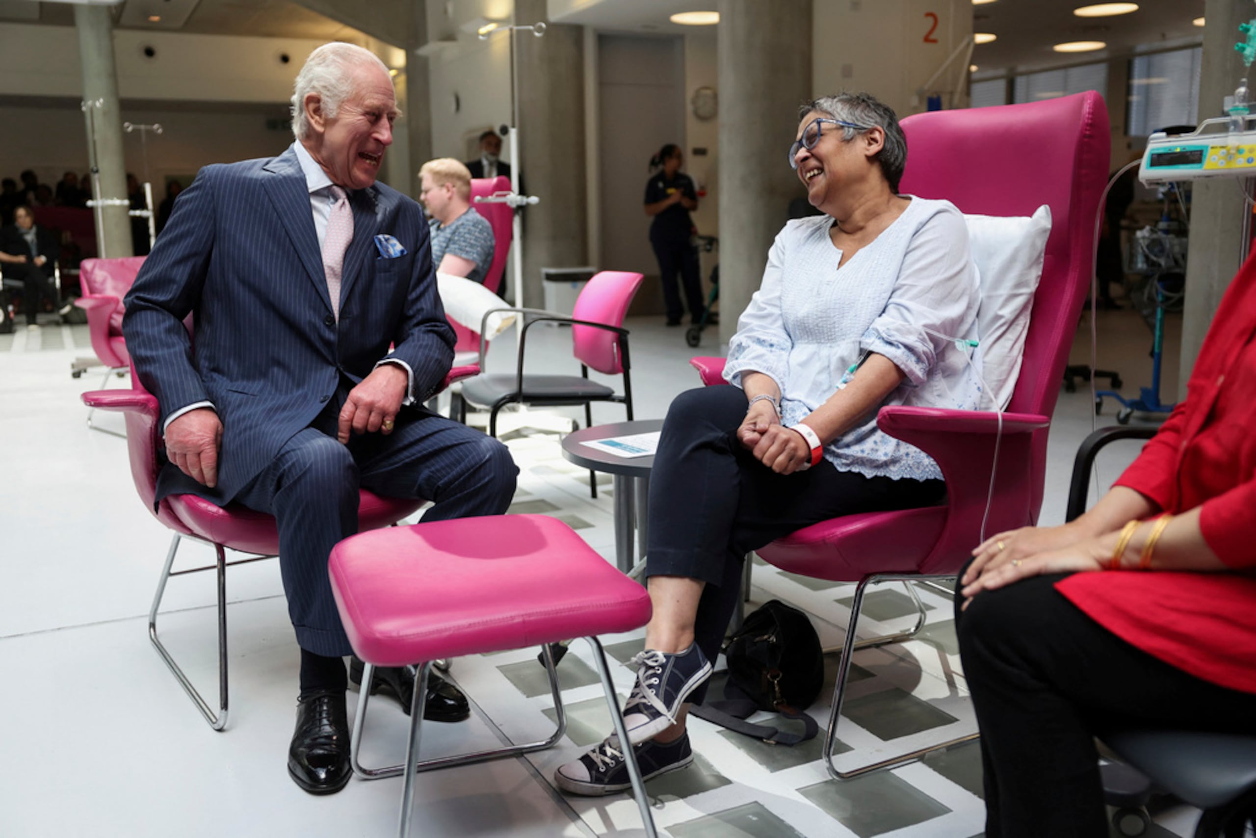 El rey Carlos III conversa con la paciente Asha Millan durante su visita al Centro Oncológico Macmillan del University College Hospital.