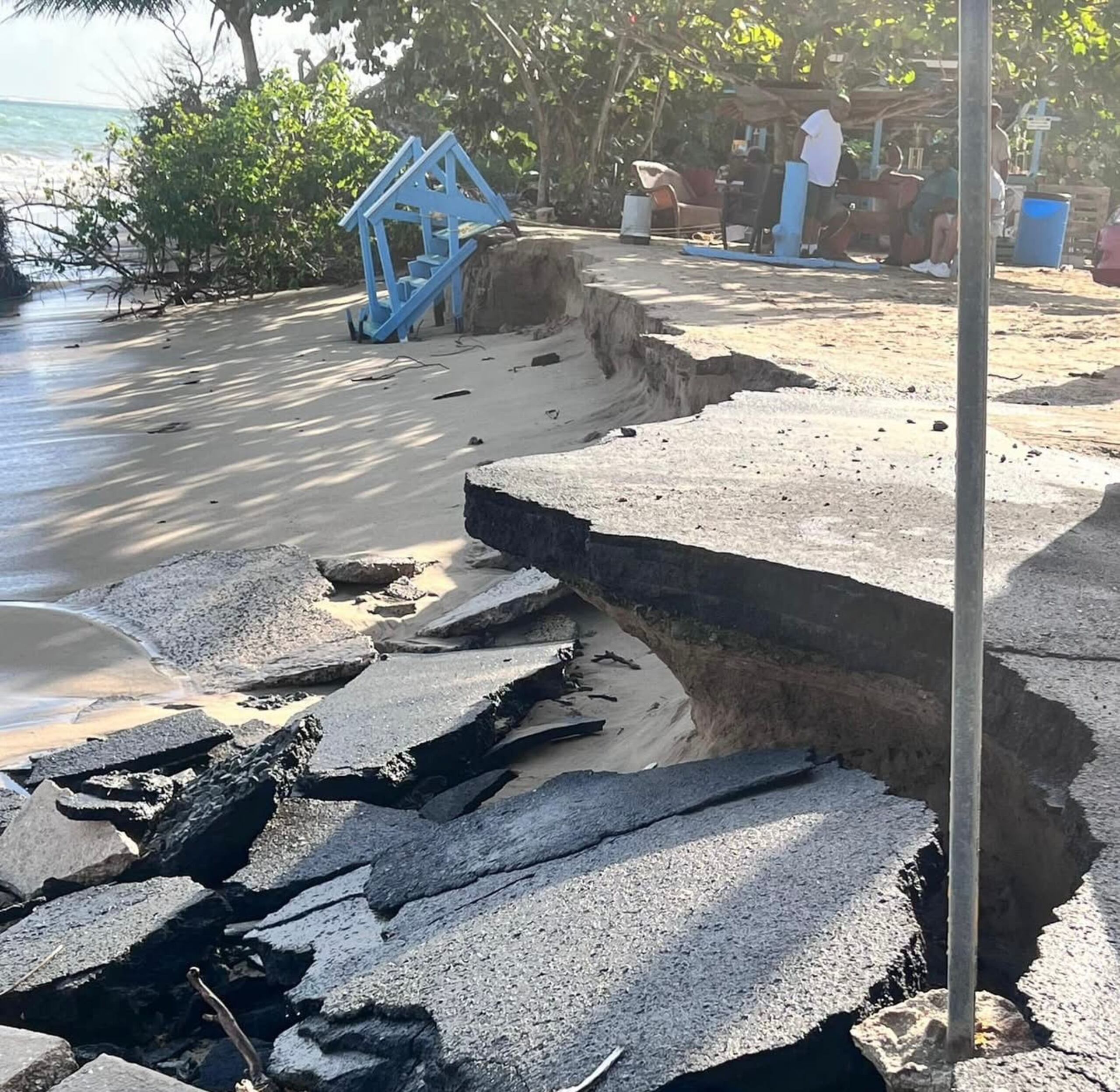 Las marejadas del pasado fin de semana ocasionaron nuevos daños en la costa de Loíza, destrozando parte de una carretera.