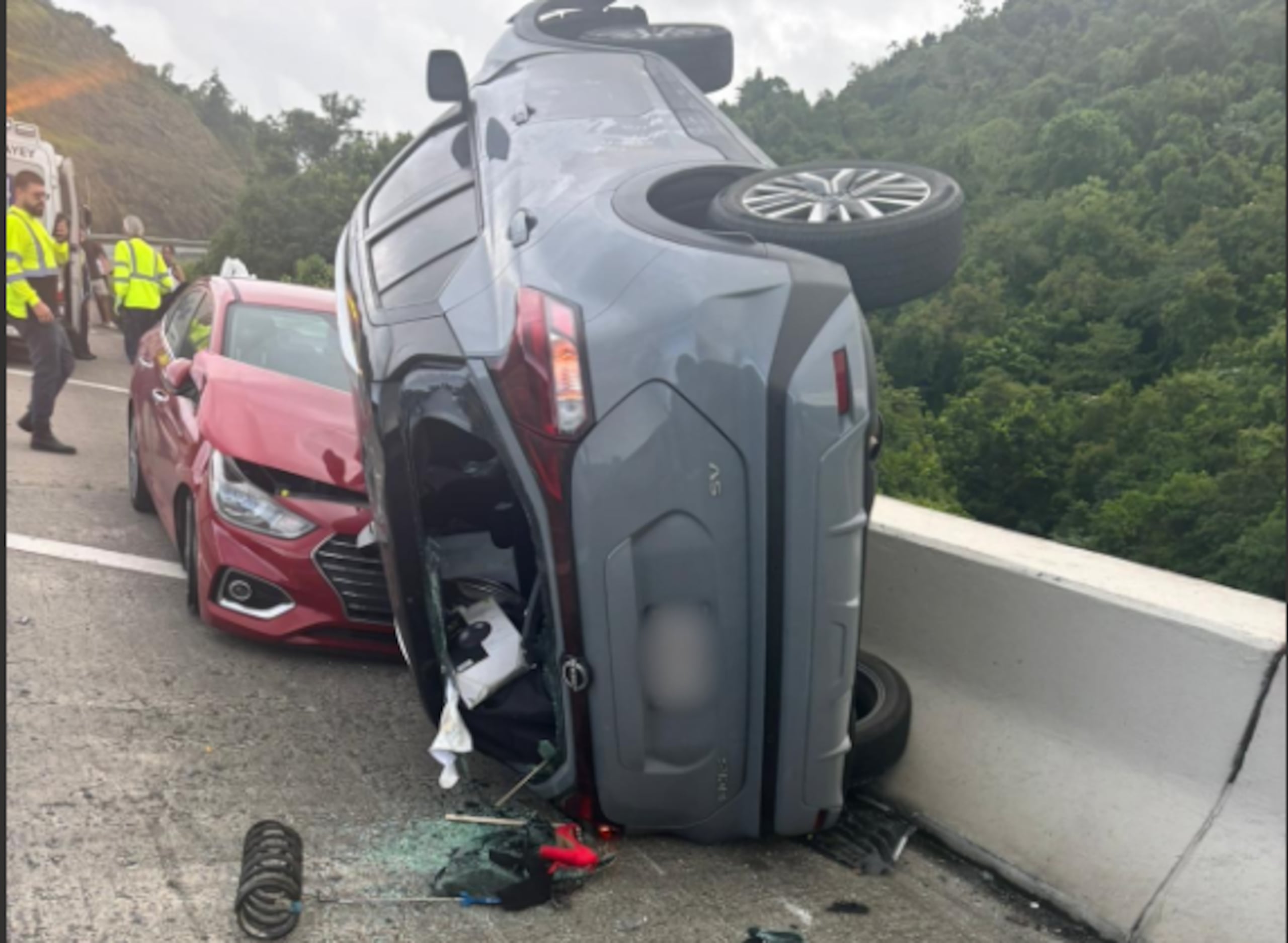 Accidente con vehículo volcado en la PR-52