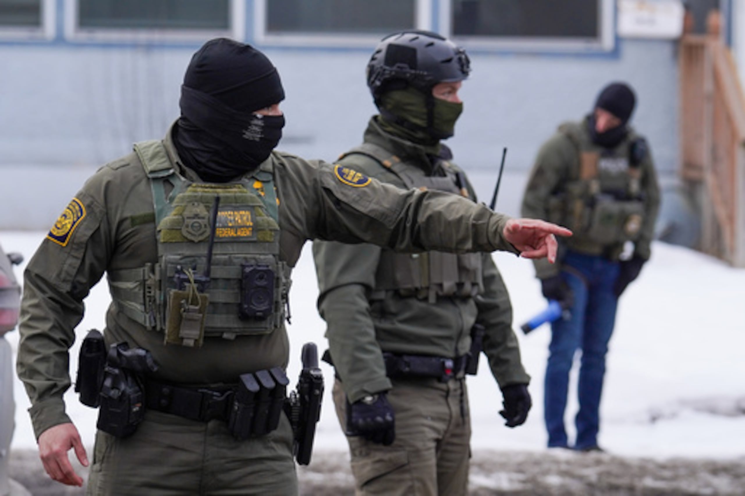De acuerdo con la investigación de la Justicia estatal, Castro, junto con otro agente de ICE involucrado en el incidente, acusó falsamente a Sosa y a otro migrante de haberlos atacado con una pala y un palo de escoba.