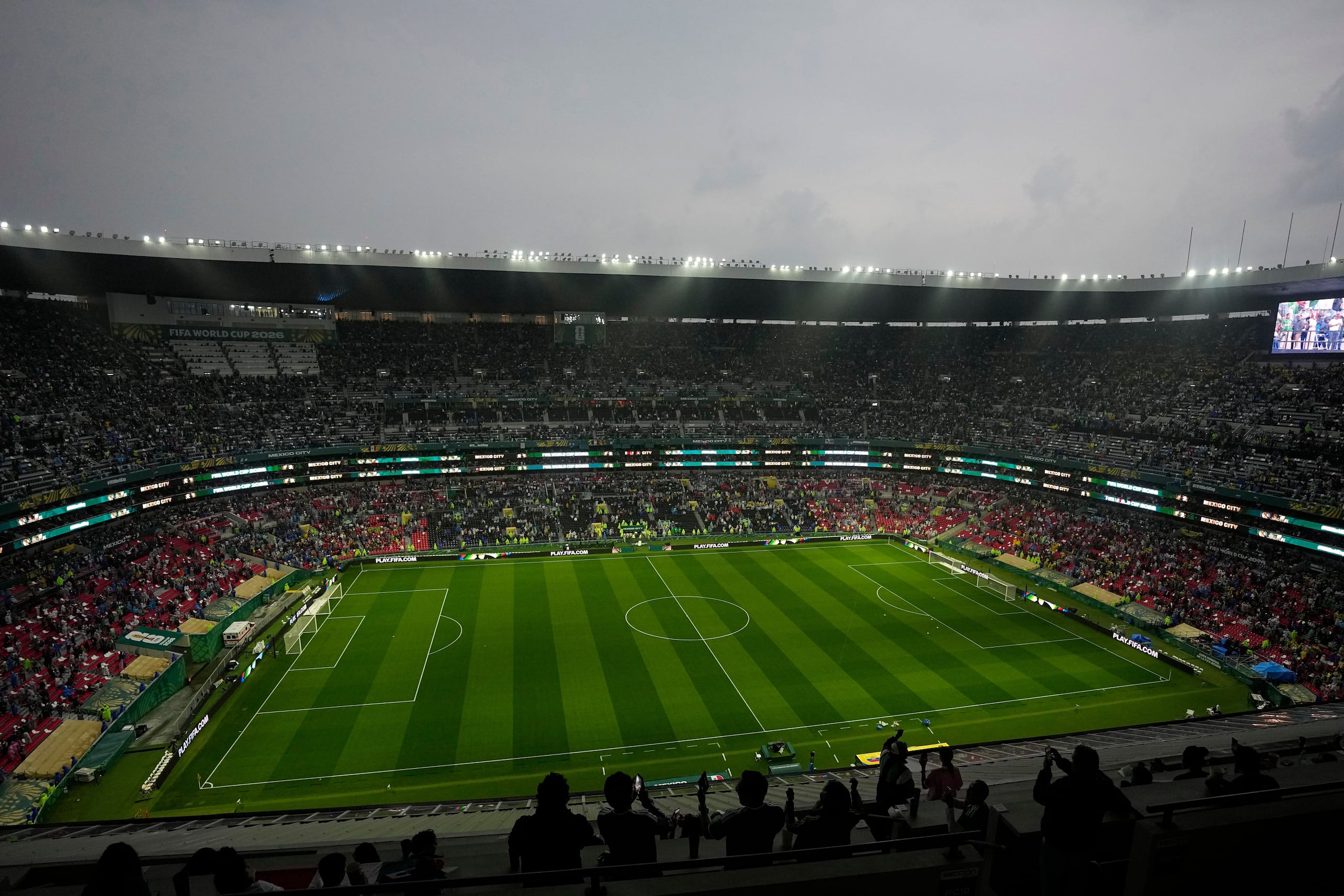 El público se congrega en el Estadio Azteca de Ciudad de México antes del partido de dieciseisavos de final de la Copa del Mundo entre la selección local y Ecuador.