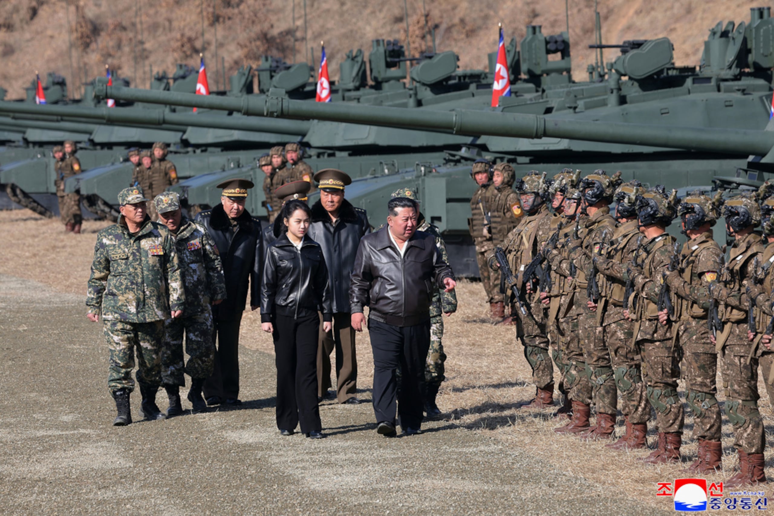 En esta foto, proporcionada por el gobierno norcoreano, su líder Kim Jong-un, en el centro, y su hija, supuestamente llamada Kim Ju Ae, visitan una base de entrenamiento militar en Corea del Norte, el 19 de marzo de 2026.