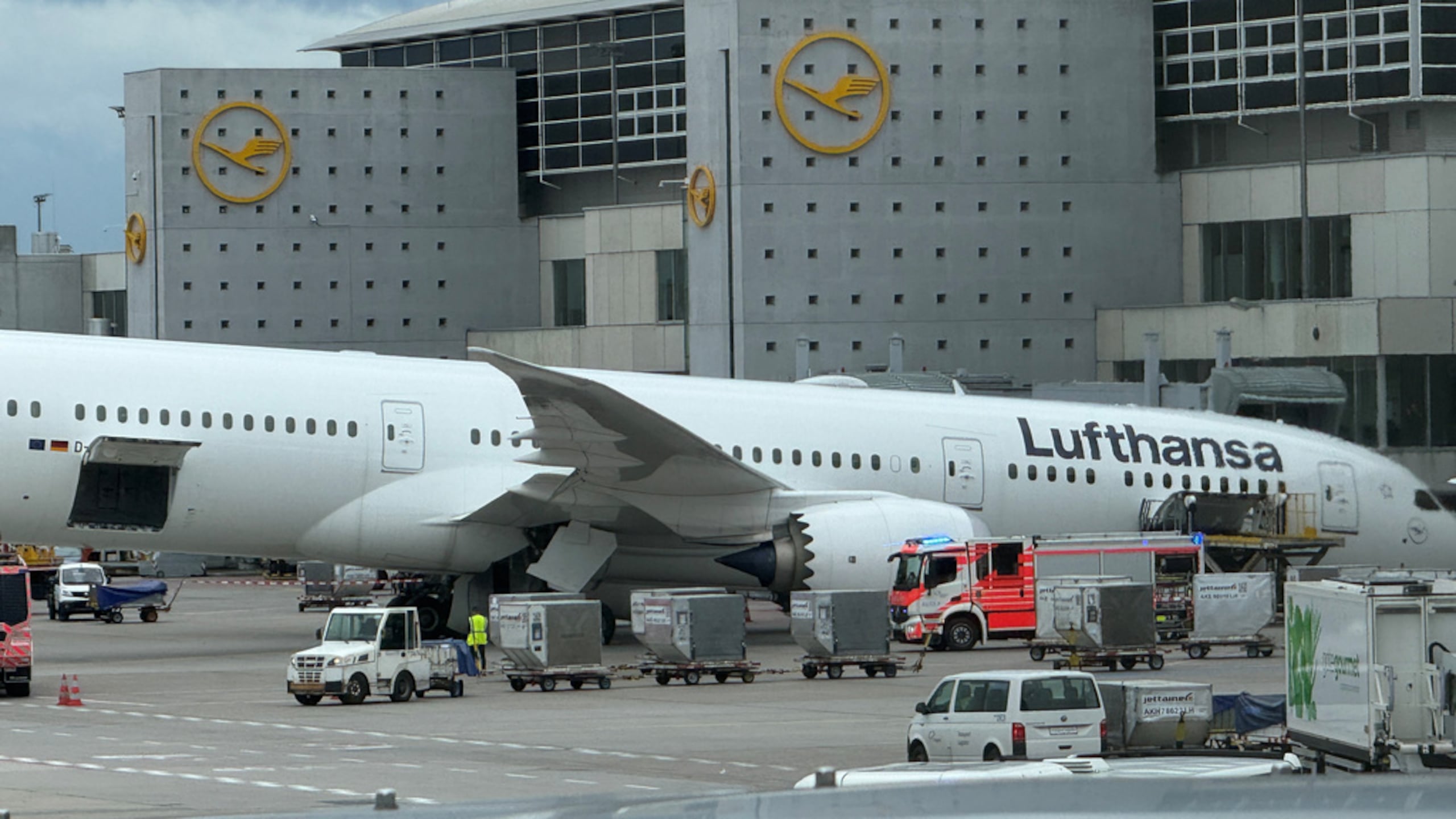 La aeronave Dreamliner de Lufthansa yace sobre su nariz frente a un terminal en el aeropuerto de Fráncfort, en Fráncfort, Alemania, el jueves 4 de junio de 2026, después de que colapsara el tren de aterrizaje delantero.