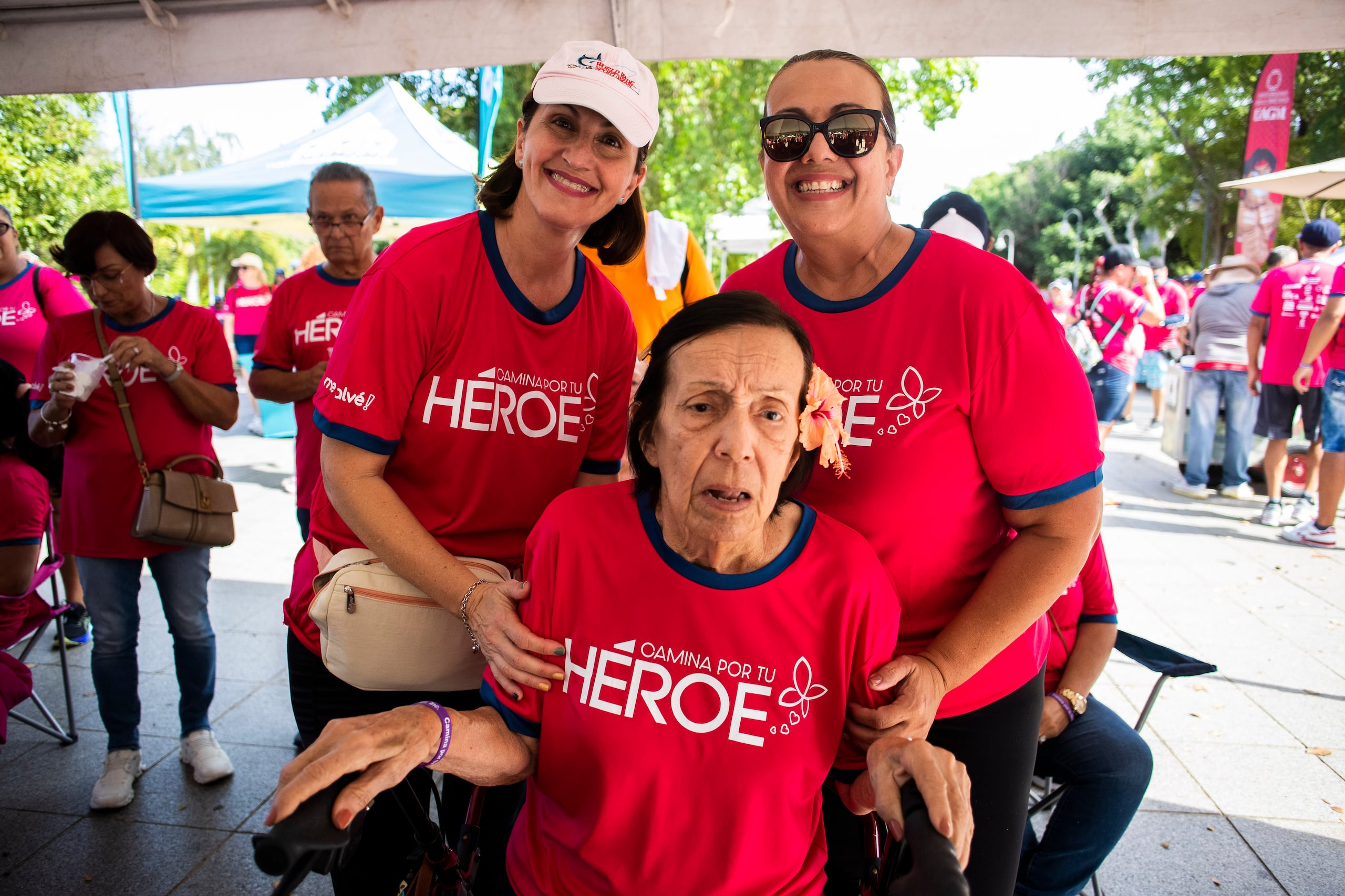 Dafne y Yarissa Beauchamp junto a su madre Fraternidad Ríos, quien hace seis años fue diagnosticada con Alzheimer.