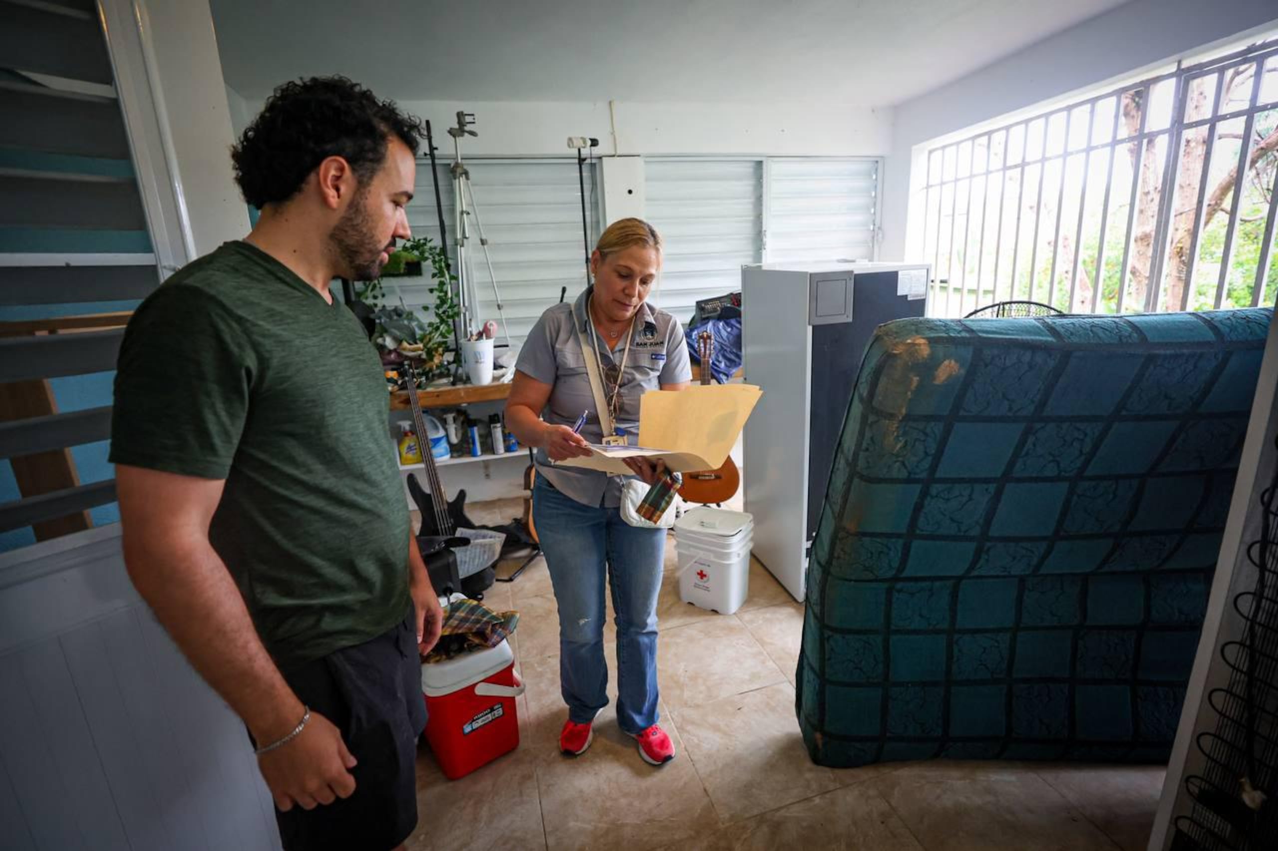 En San Juan, varias familias afectadas por las lluvias recibieron enseres, muebles y ropa para reemplazar las pérdidas de los pasados días.