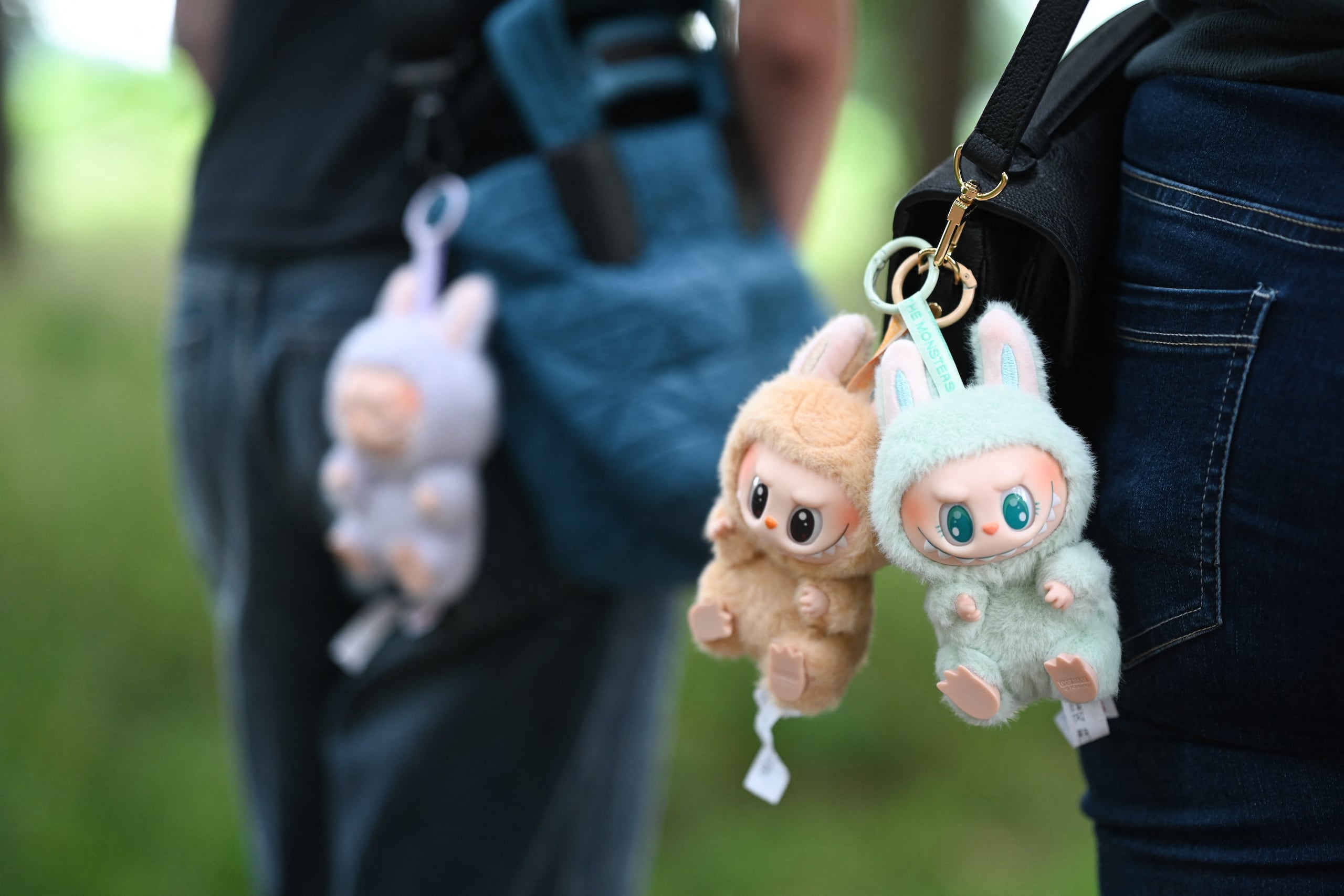 Muñecos Labubu.