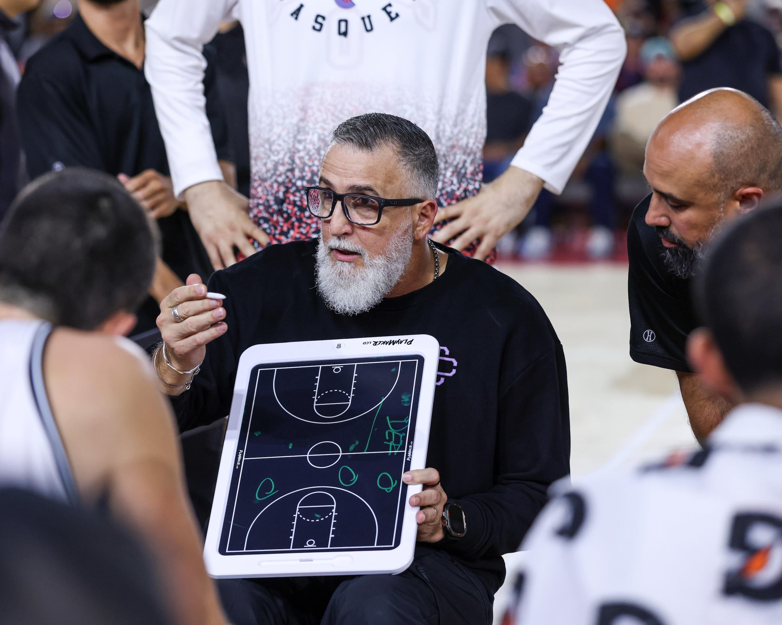 Wilhelmus Caanen, dirigente de los Criollos de Caguas, durante la final de la Conferencia A del BSN.