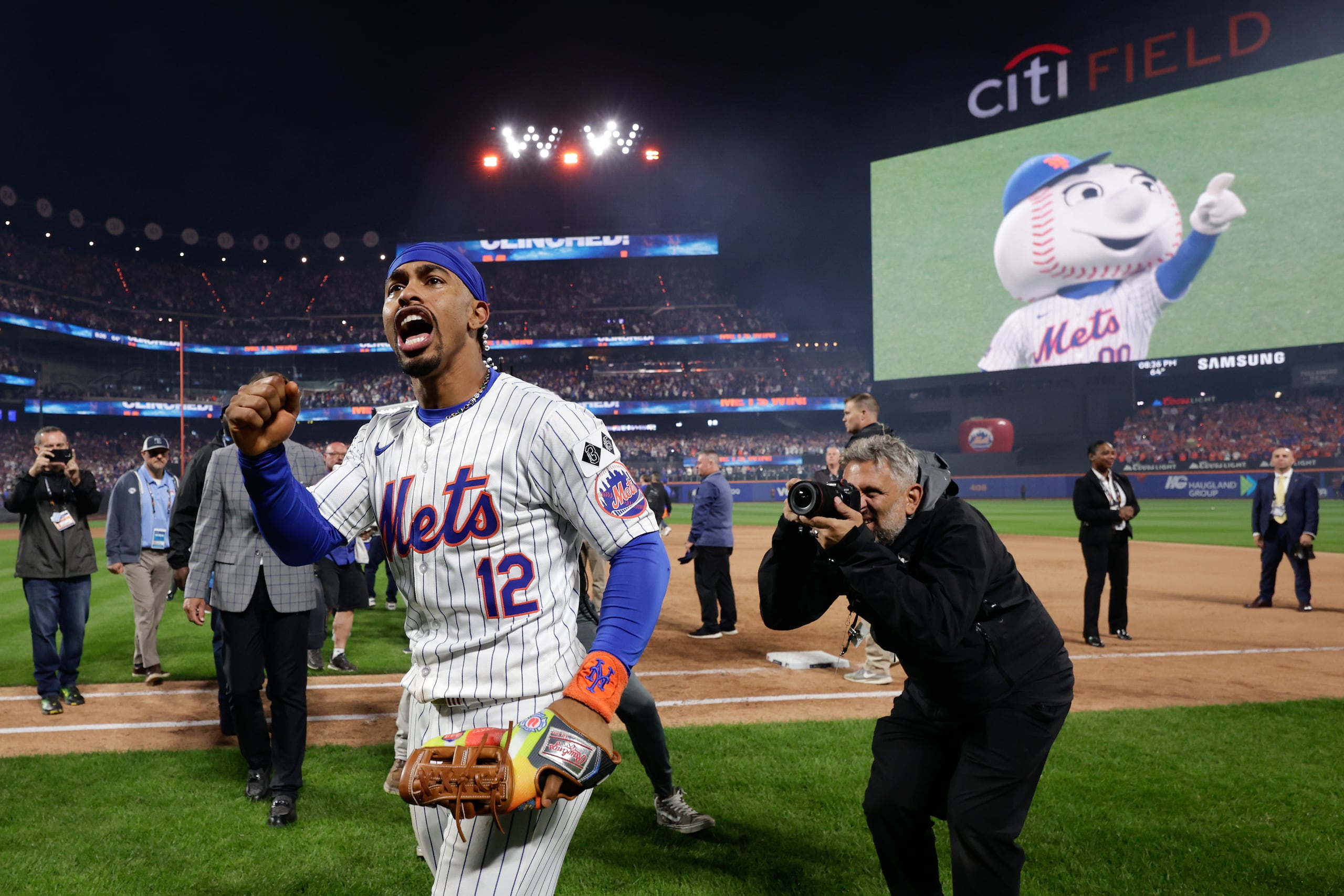 Francisco Lindor (12) festeja la clasificación de los Mets de Nueva York a la Serie de Campeonato de la Liga Nacional.