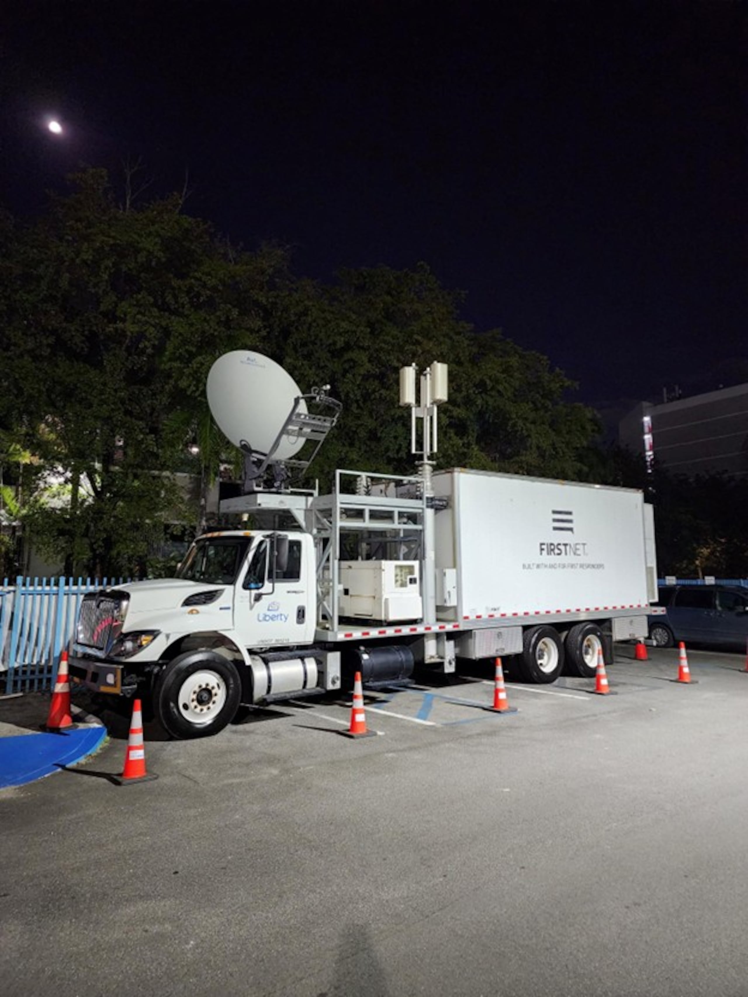 Un SatCOLT (Satellite Cell on Light Truck) es un sitio celular móvil instalado en un camión ligero capaz de crear una “micro-red” LTE en el lugar del incidente.