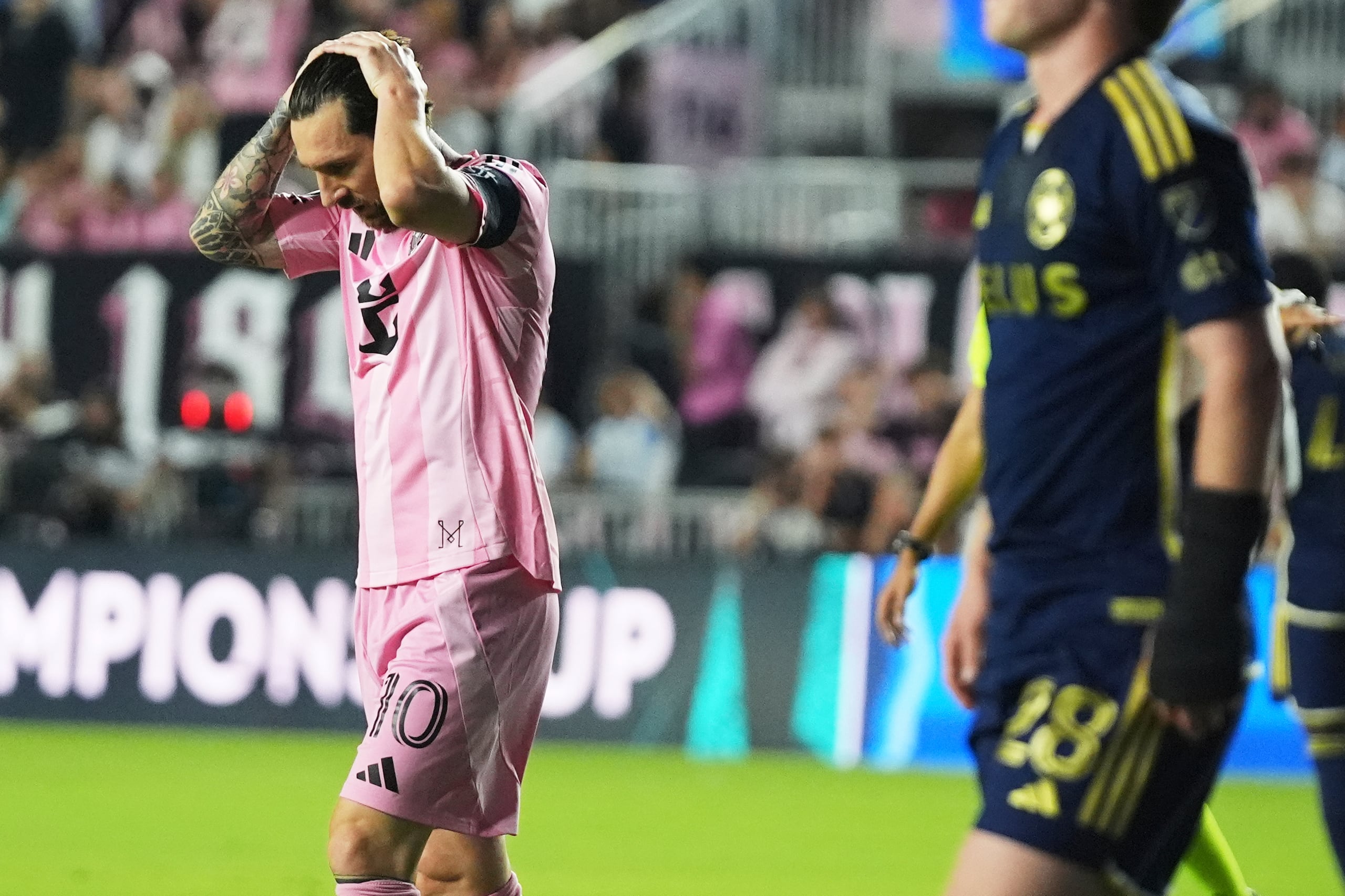 El argentino Lionel Messi, del Inter Miami, se lamenta tras errar un disparo ante los Whitecaps de Vancouver en la vuelta de la semifinal de la Liga de Campeones de la CONCACAF.