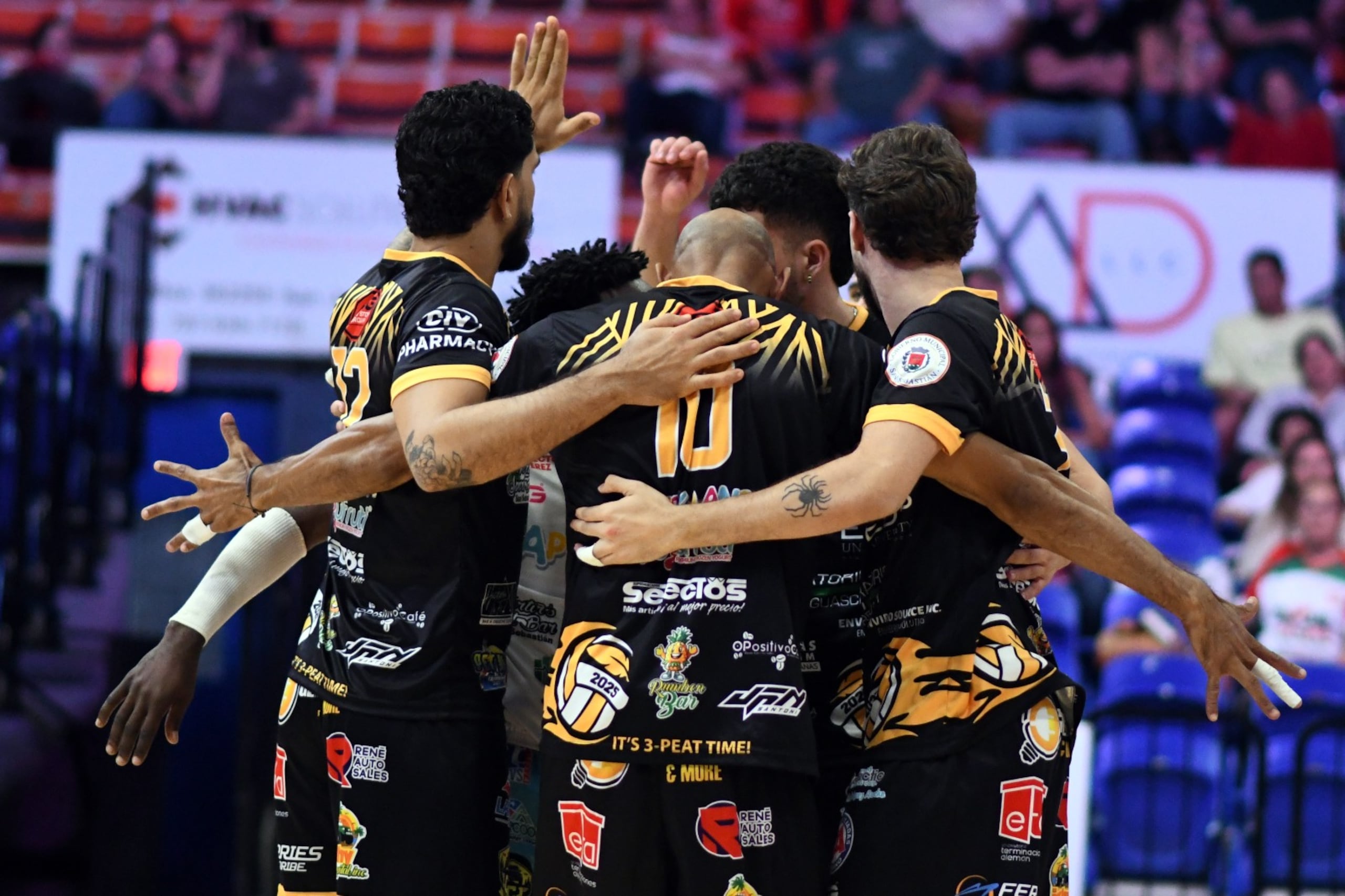 Los Caribes se alzaron con la victoria por parciales de 25-21, 38-40, 19-25, 25-23 y 24-22.
