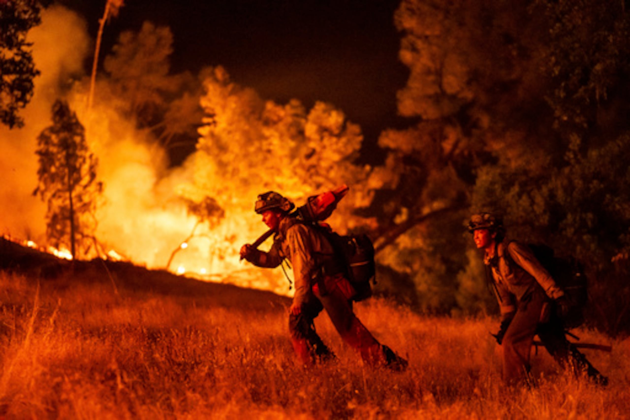 Bomberos luchan contra incendio en California. ¡La temporada de incendios forestales continúa!