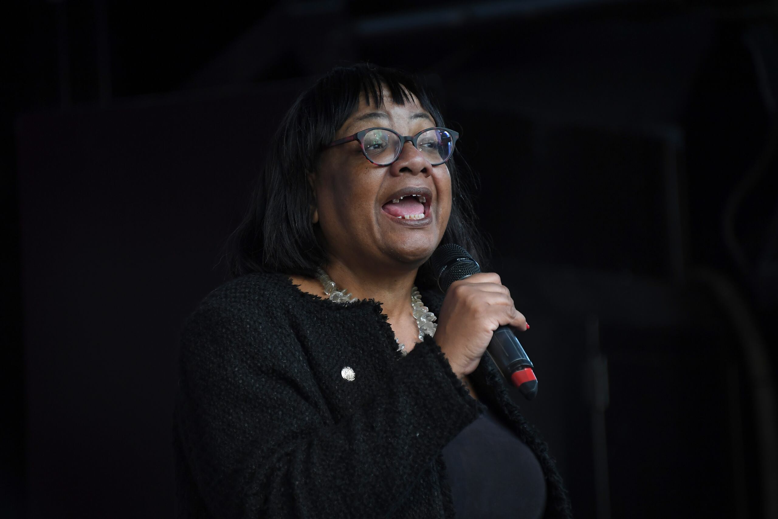 Diane Abbott cuestionó las disculpas de Frank Hester, por hacer comentarios “groseros” sobre ella.