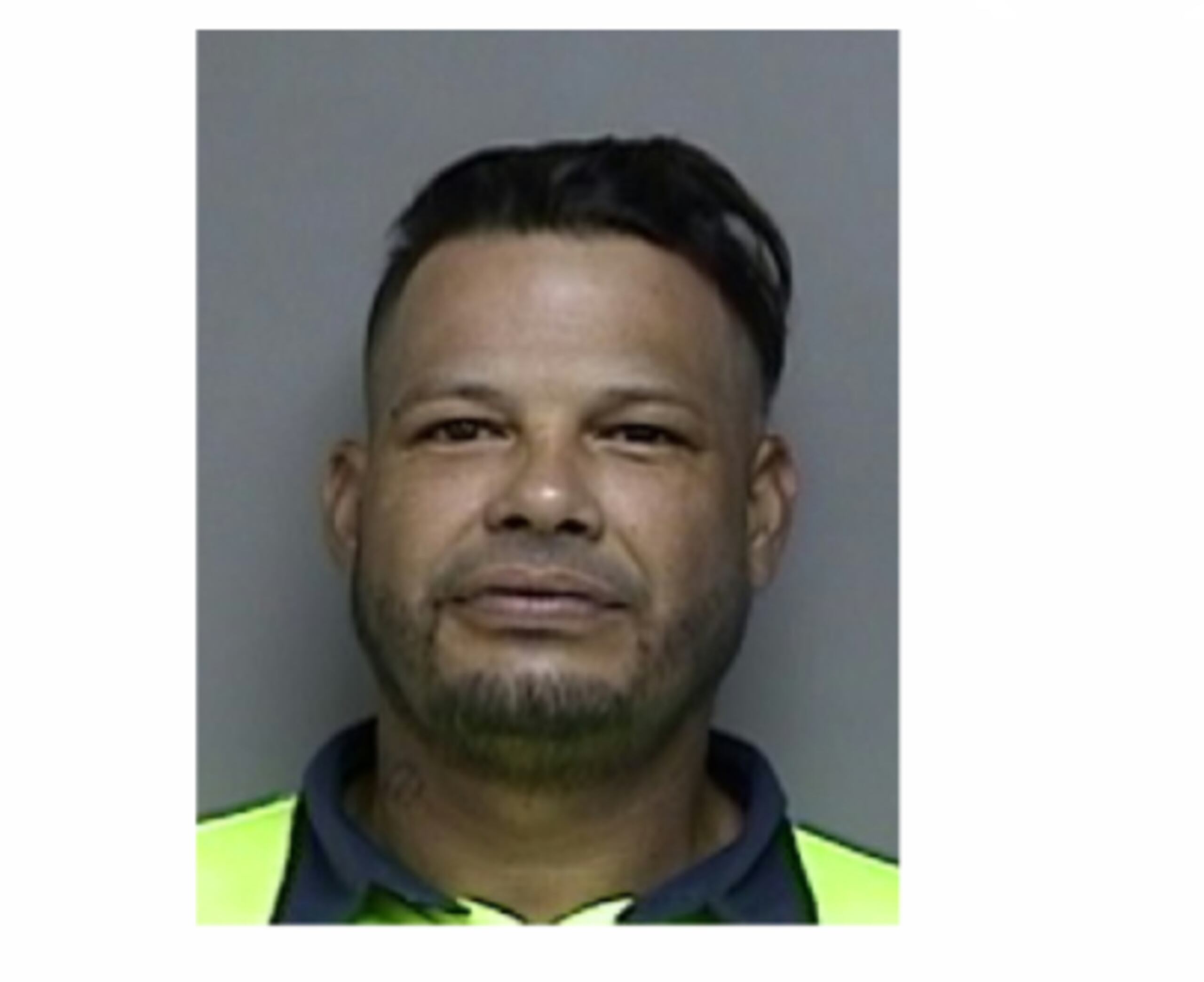 Luis A. González Pagán, arrestado por violar orden de protección contra su expareja.