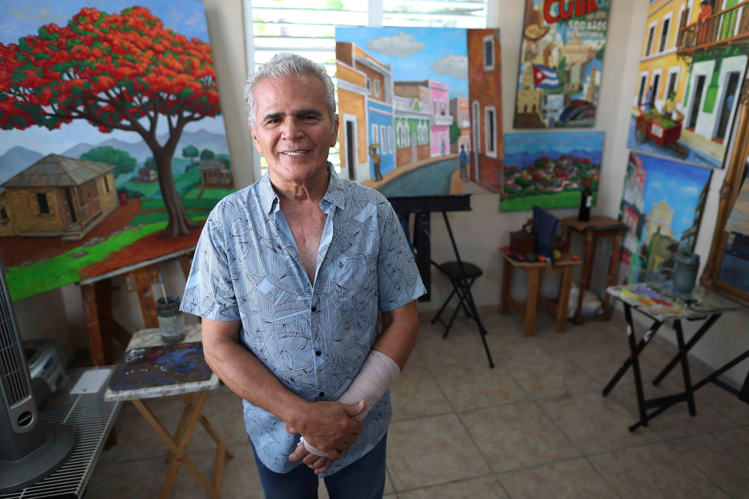 Cajiga comenzó haciendo dibujos para libros, para luego seguir con serigrafías, carteles y pinturas.