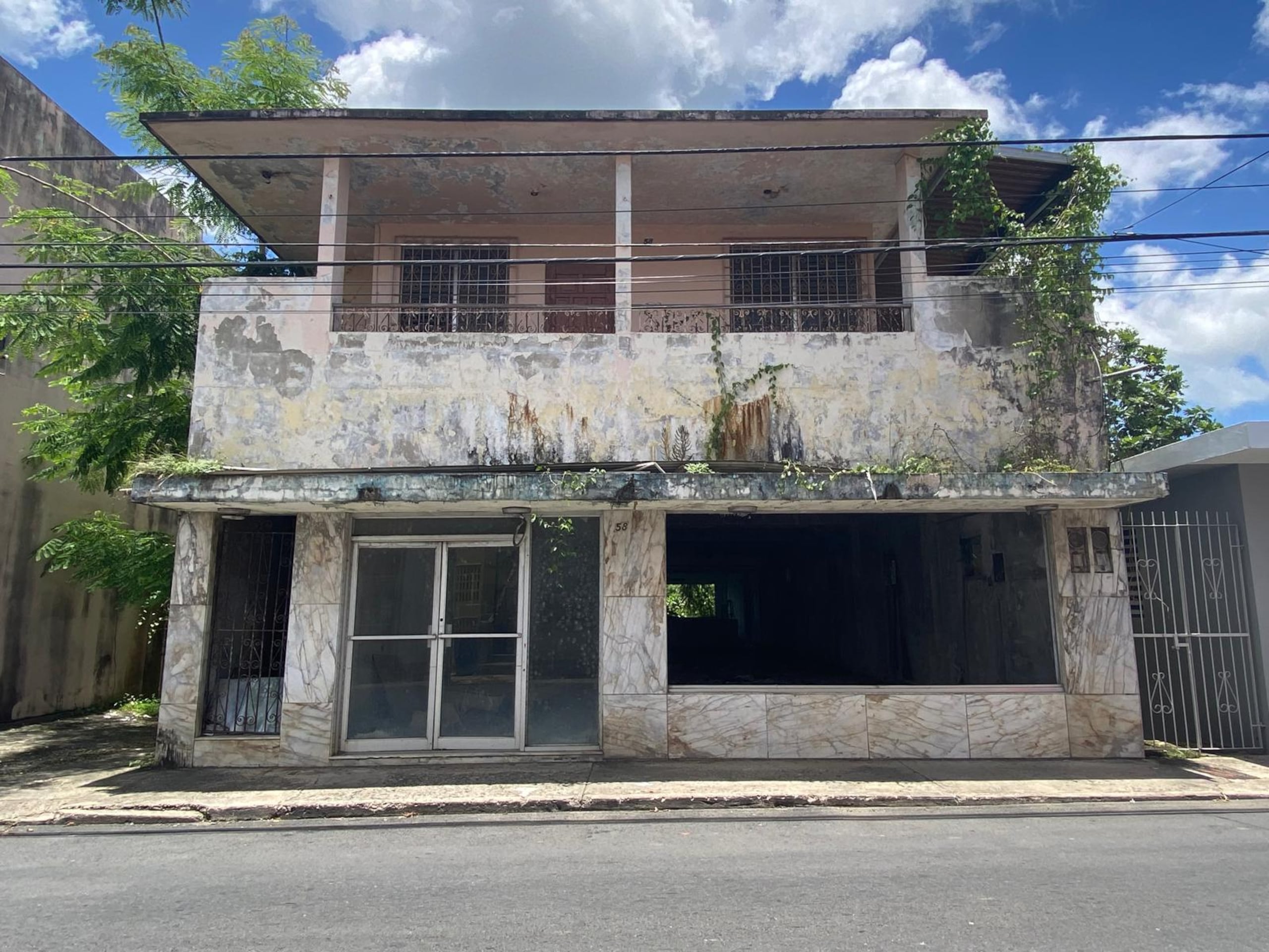 Edificio abandonado en el caso urbano de San Sebastián.