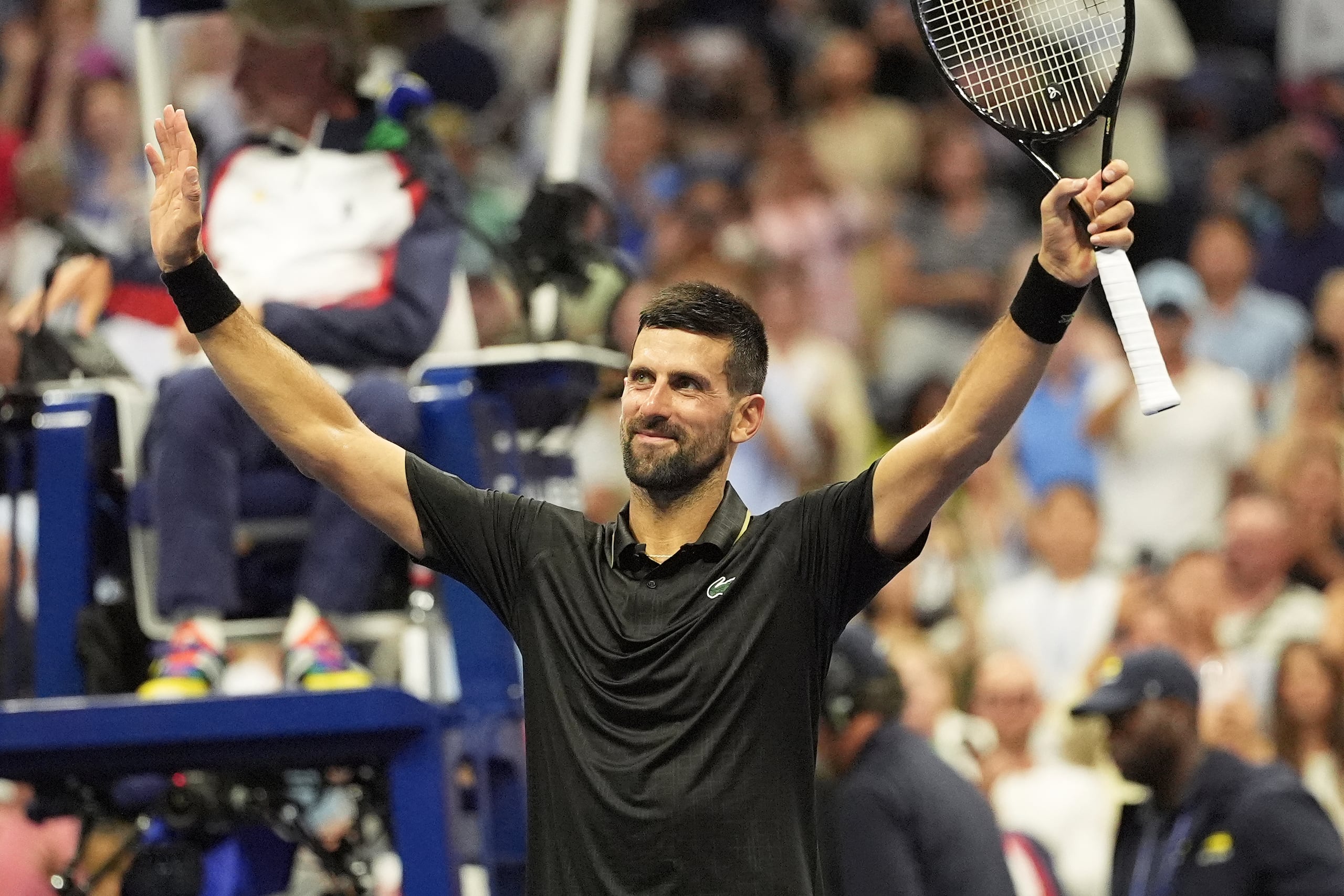 Novak Djokovic celebra tras vencer a Learner Tien en el Abierto de Estados Unidos, el domingo 24 de agosto de 2025, en Nueva York.