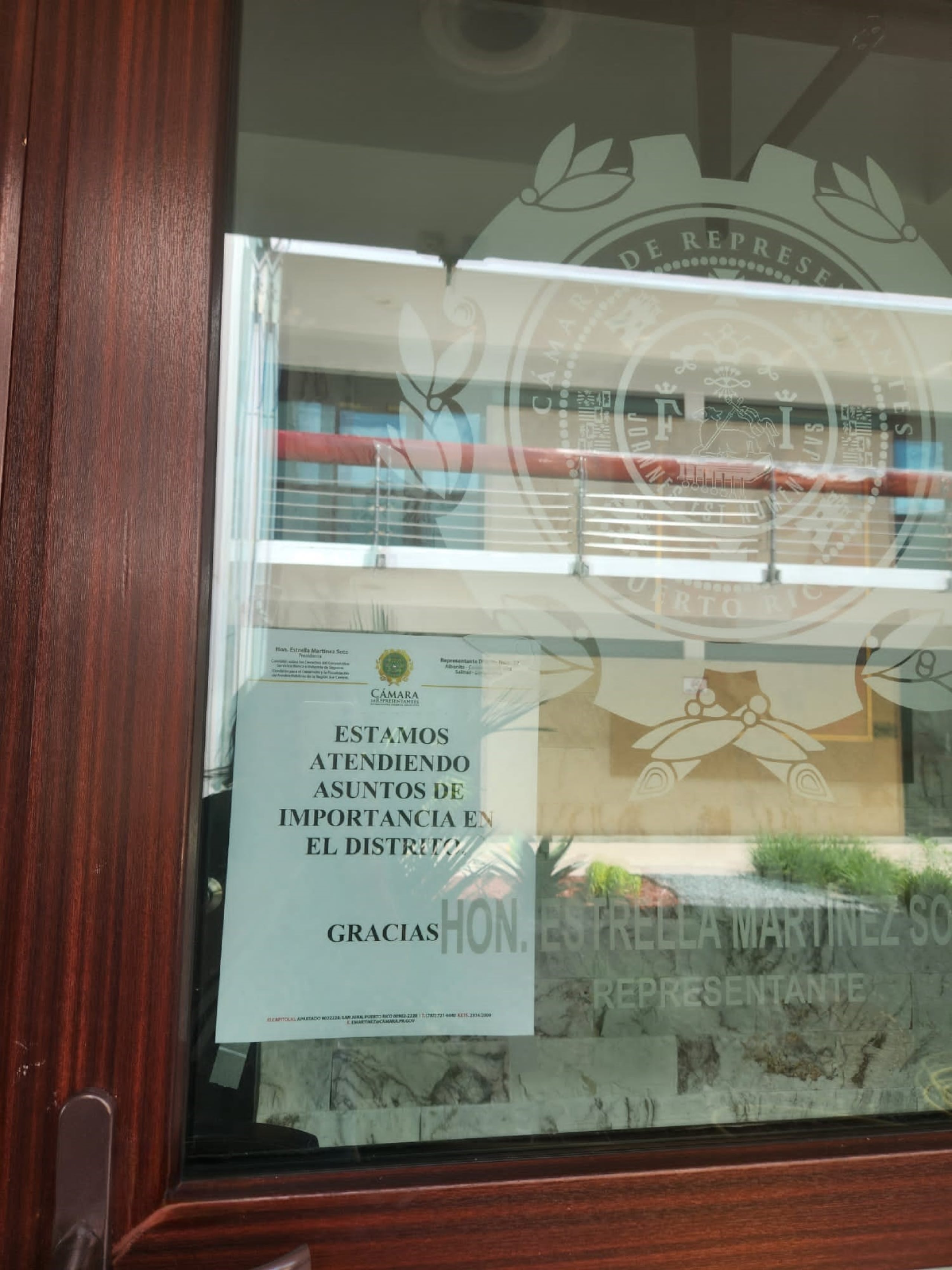 Varios legisladores optan por colocar rótulos en sus oficinas avisando que están en los distritos.