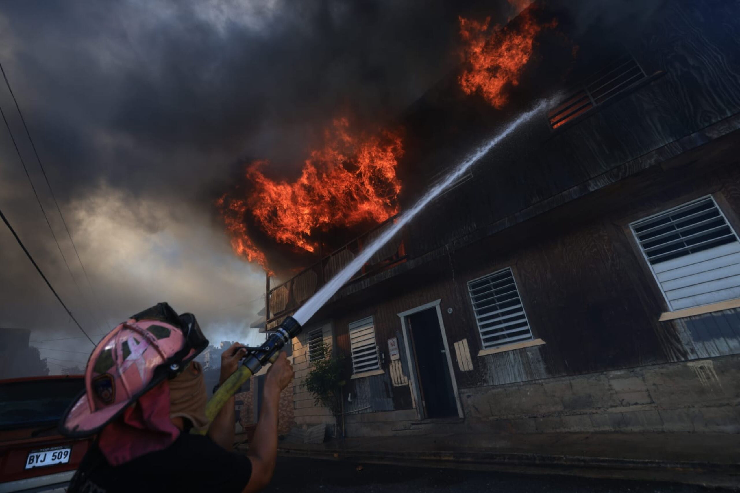 Bomberos atienden fuego que consumió varias casas en Santurce.