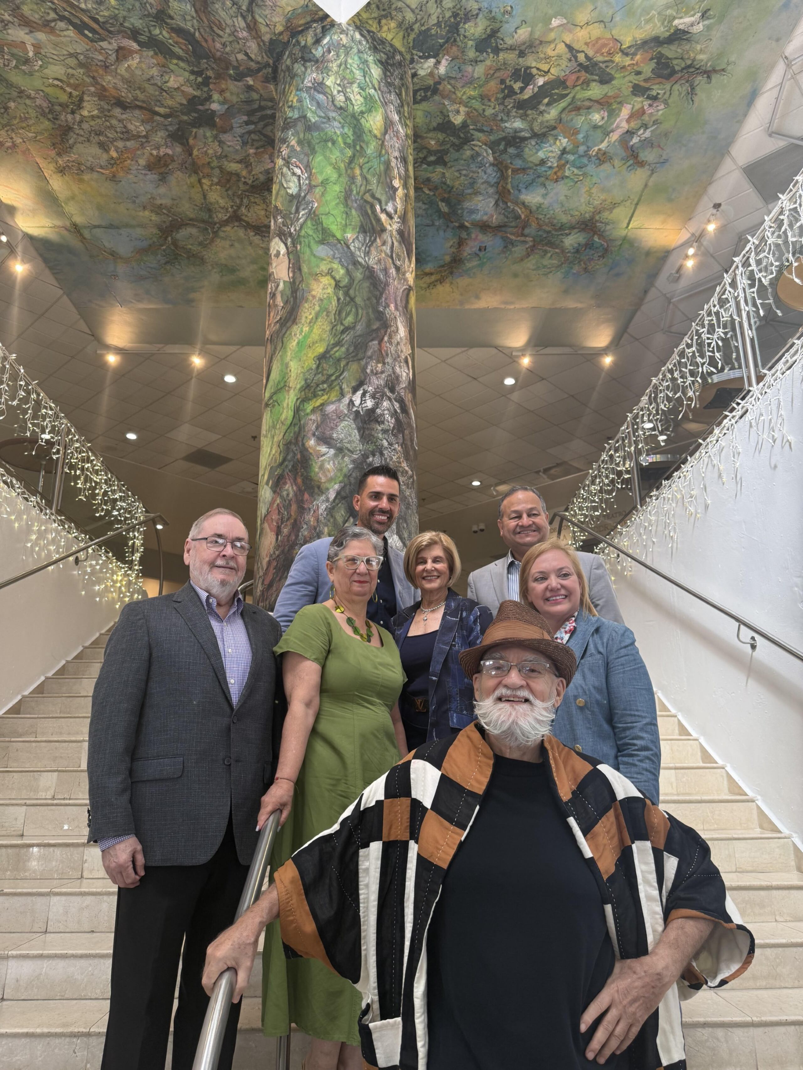 La pieza se convierte en la columna vertebral del BAC al recibir a los visitantes como punto focal de la escalera principal.