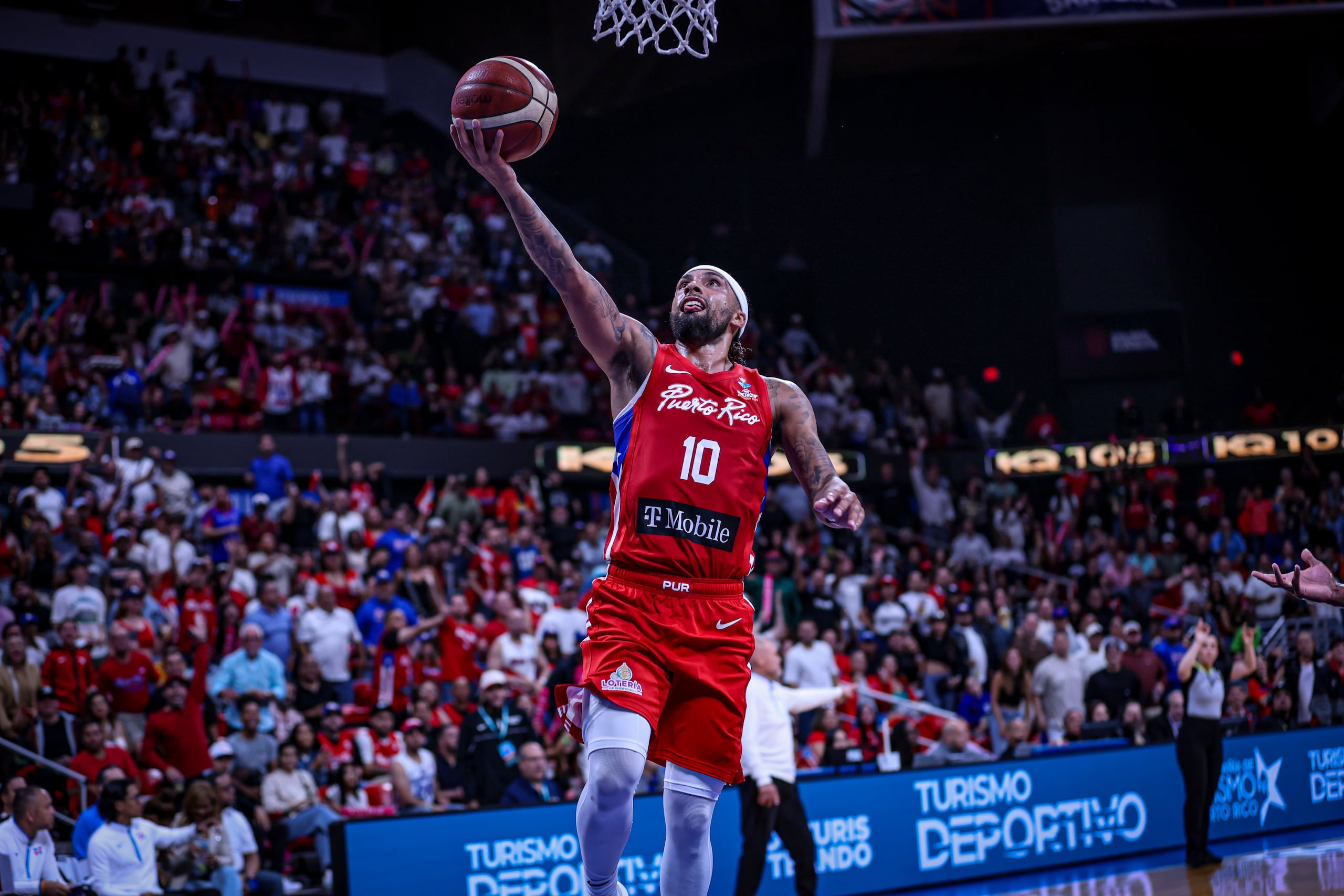 José Alvarado lanza al canasto en el juego amistoso entre Puerto Rico y República Dominicana en el Coliseo Roberto Clemente.