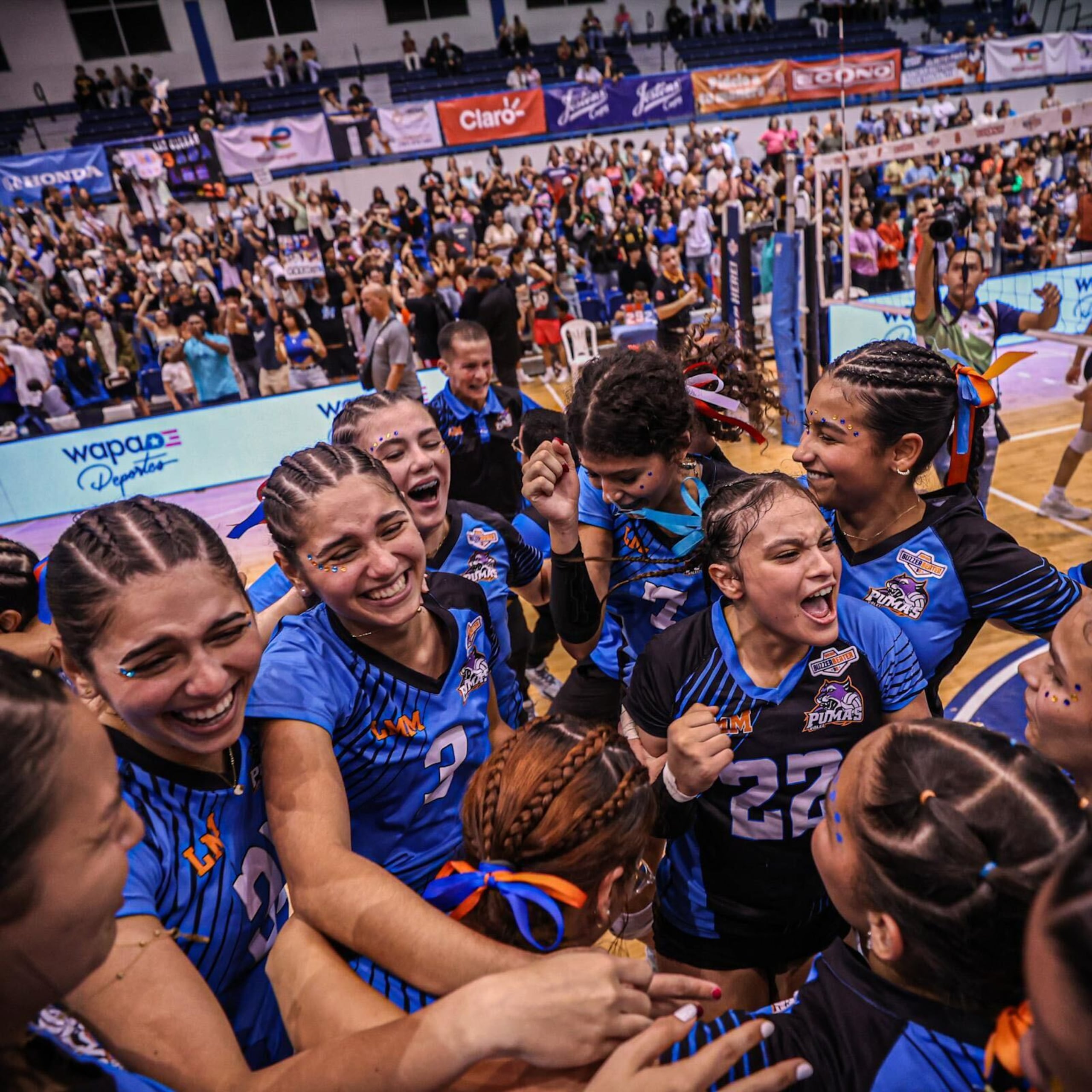 Las jugadoras de la Escuela Superior Luis Muñoz Marín, de Barranquitas, celebran después de ganar la Copa Buzzer de públicas.