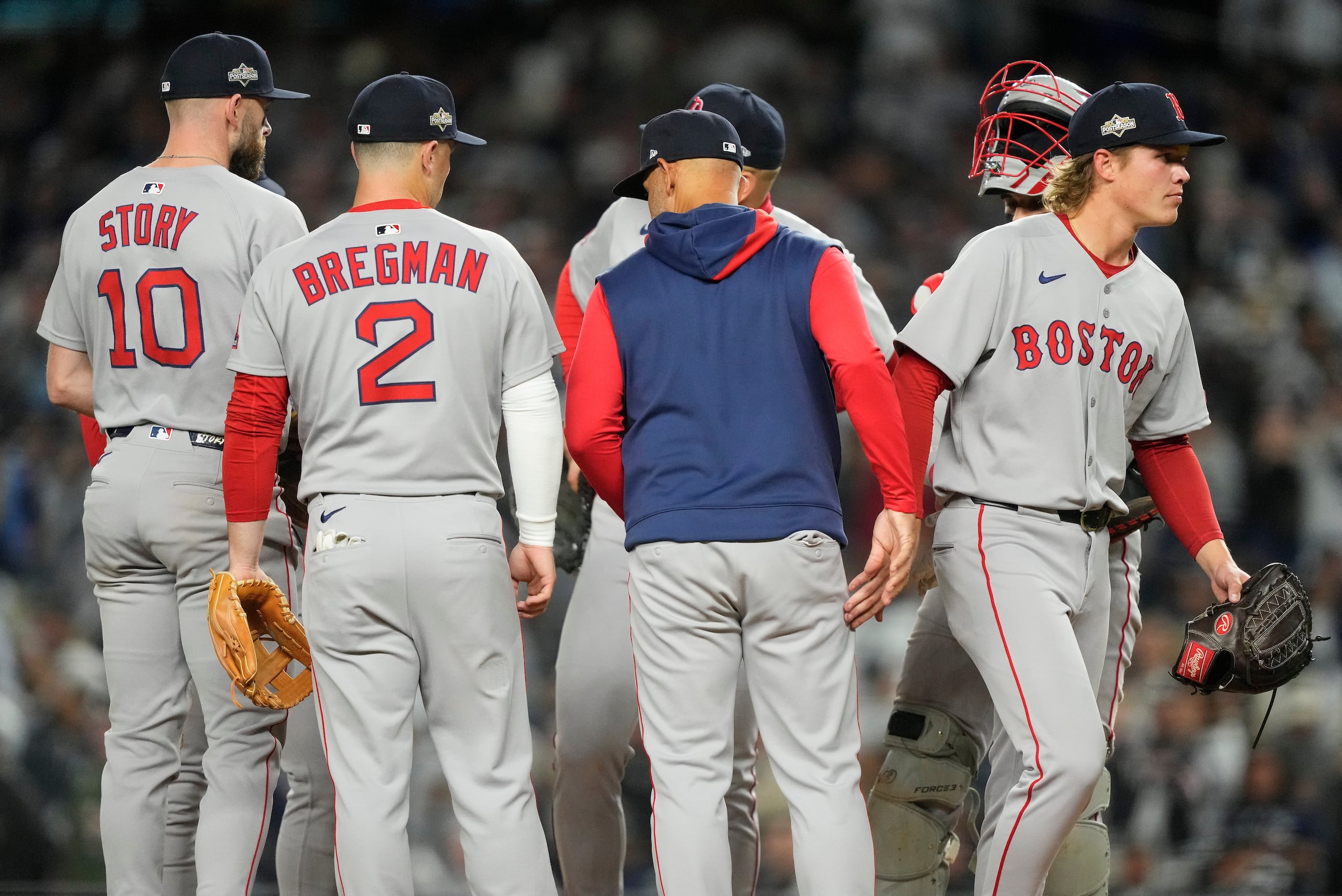 Connelly Early (derecha), el abridor de los Medias Rojas de Boston, es relevado durante el cuarto inning de la derrota 4-0 ante los Yankees de Nueva York en el tercer juego de la serie de comodines de la Liga Americana, el jueves 2 de octubre de 2025, en Nueva York. (AP Foto/Yuki Iwamura)