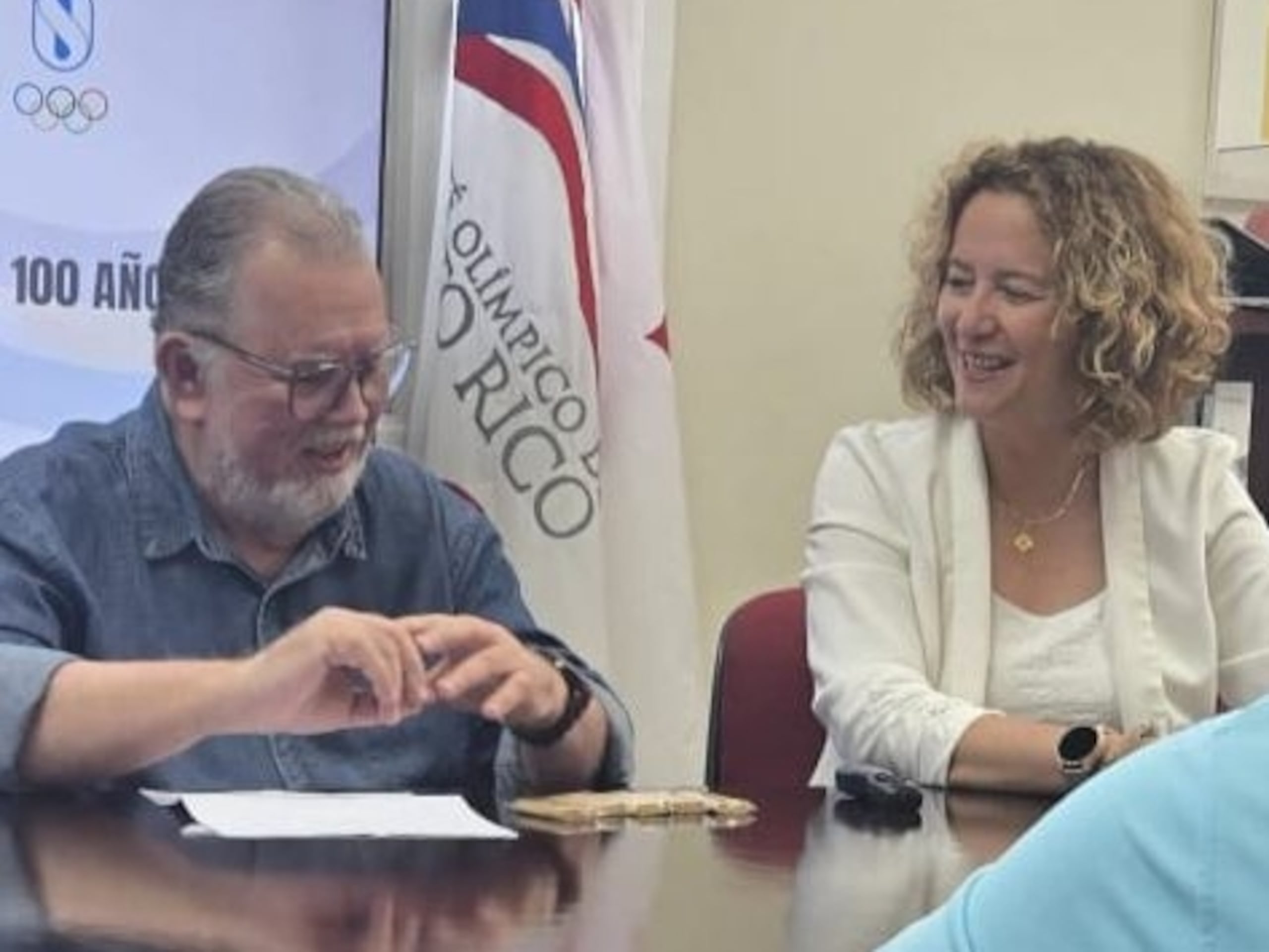 Carlos Uriarte habla sobre su libro en compañía de la presidenta del Copur, Sara Rosario.