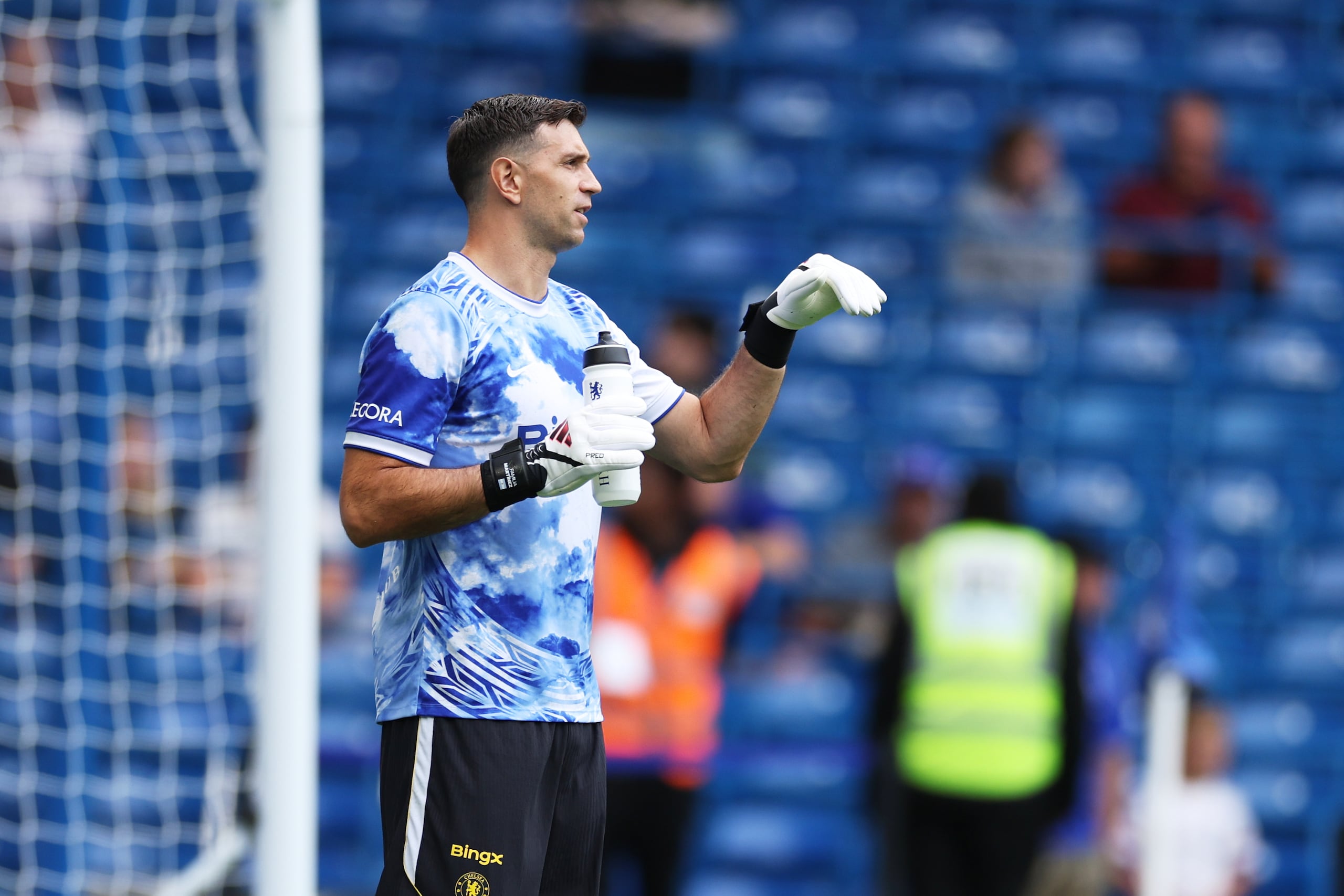 El arquero Emiliano Martínez durante el calentamiento previo al partido de su equipo Chelsea.