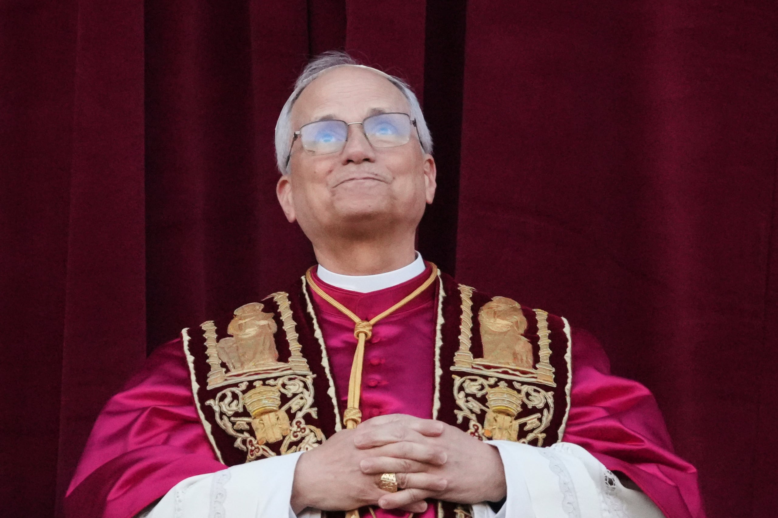 Desde la logia de la Basílica de San Pedro, el primer papa estadounidense de la historia recordó que fue un sacerdote agustino, pero que era sobre todo un cristiano y un obispo, “para que todos podamos caminar juntos”.