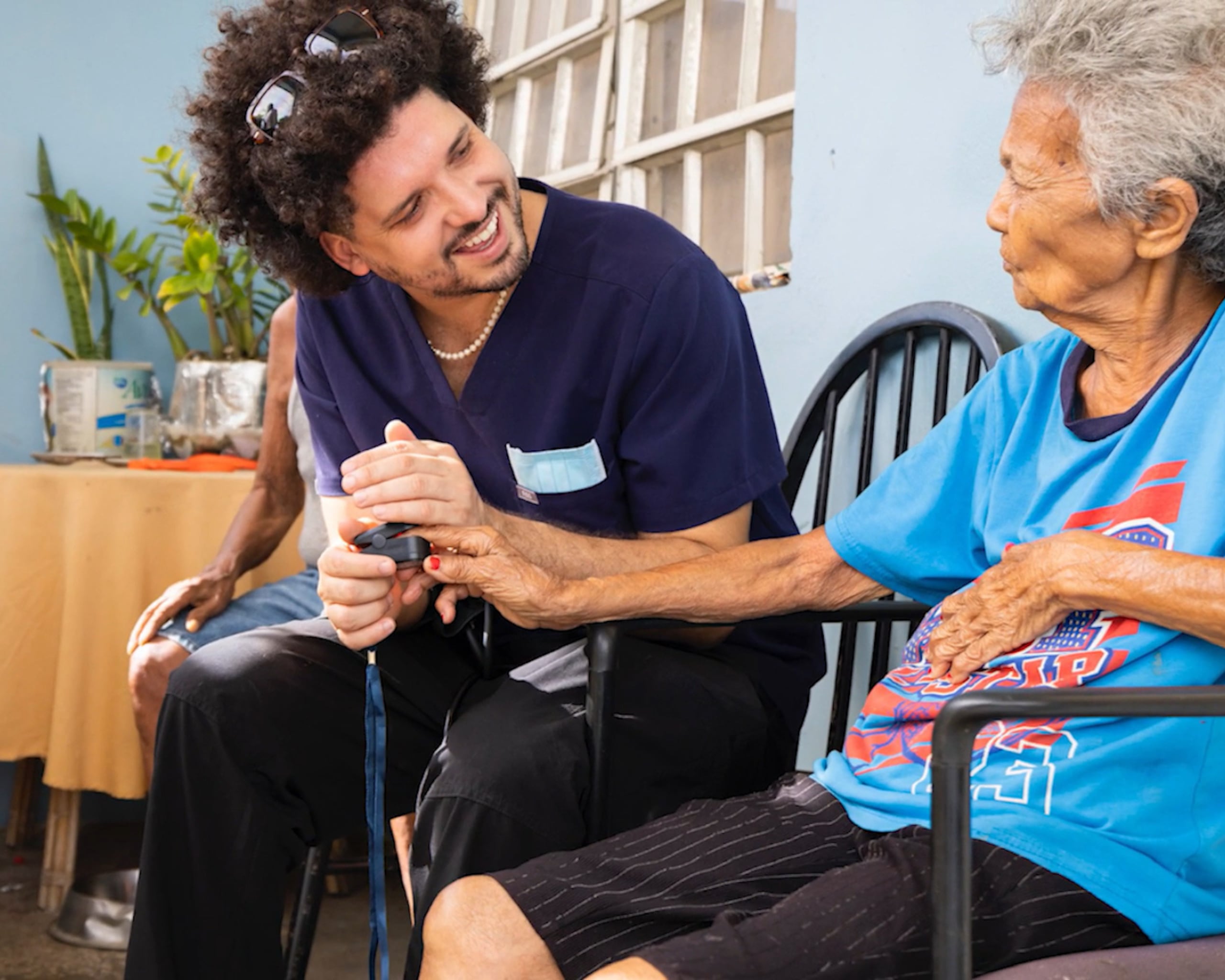 “Como médico y como boricua, viví de cerca el colapso de nuestro sistema de salud y también la increíble capacidad de nuestro pueblo para organizarse y resistir”, expresó PJ Sin Suela.