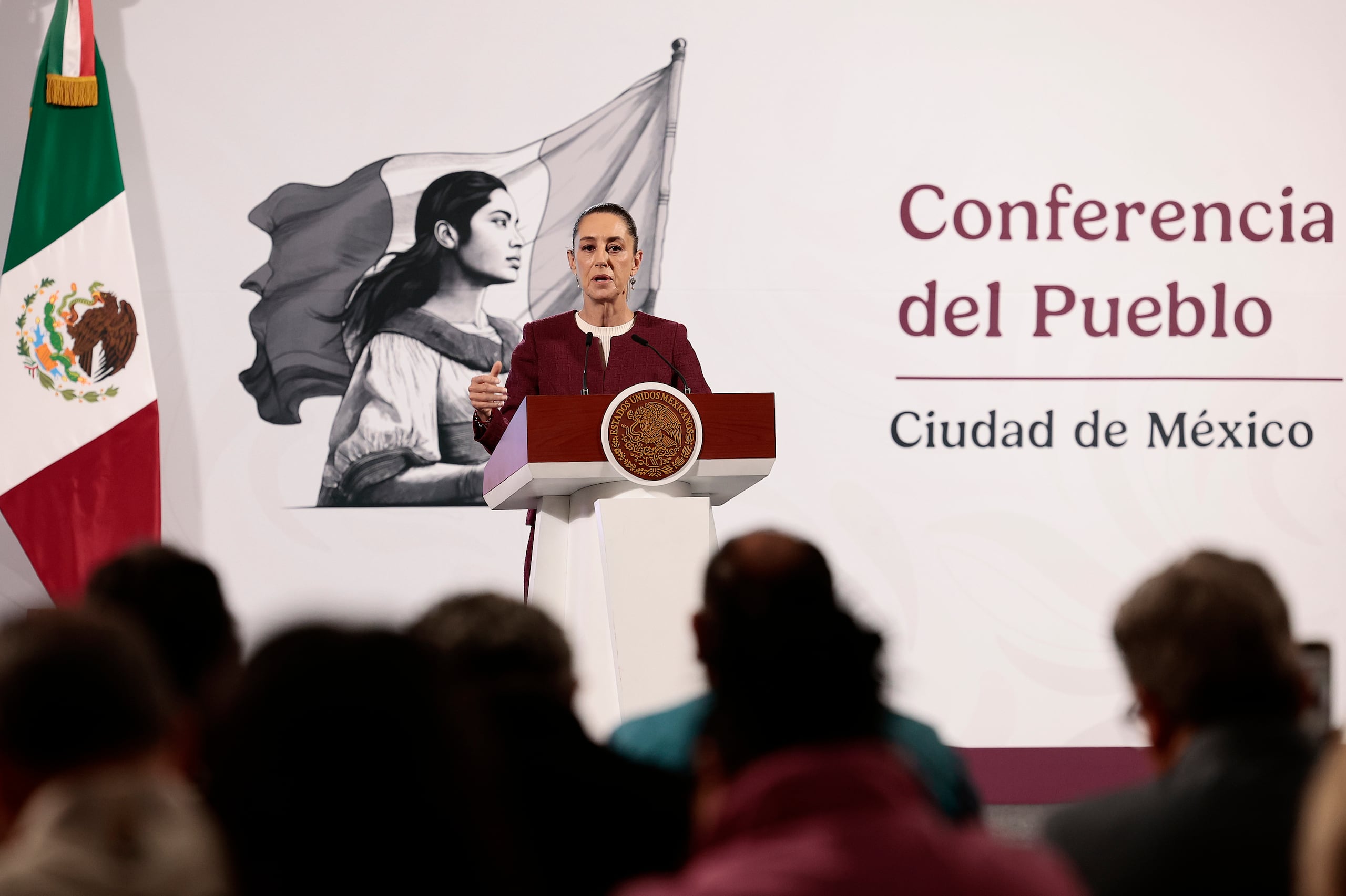 La presidenta de México, Claudia Sheinbaum, habla en su conferencia de prensa diaria este lunes, en el Palacio Nacional, en Ciudad de México (México). EFE/ José Méndez