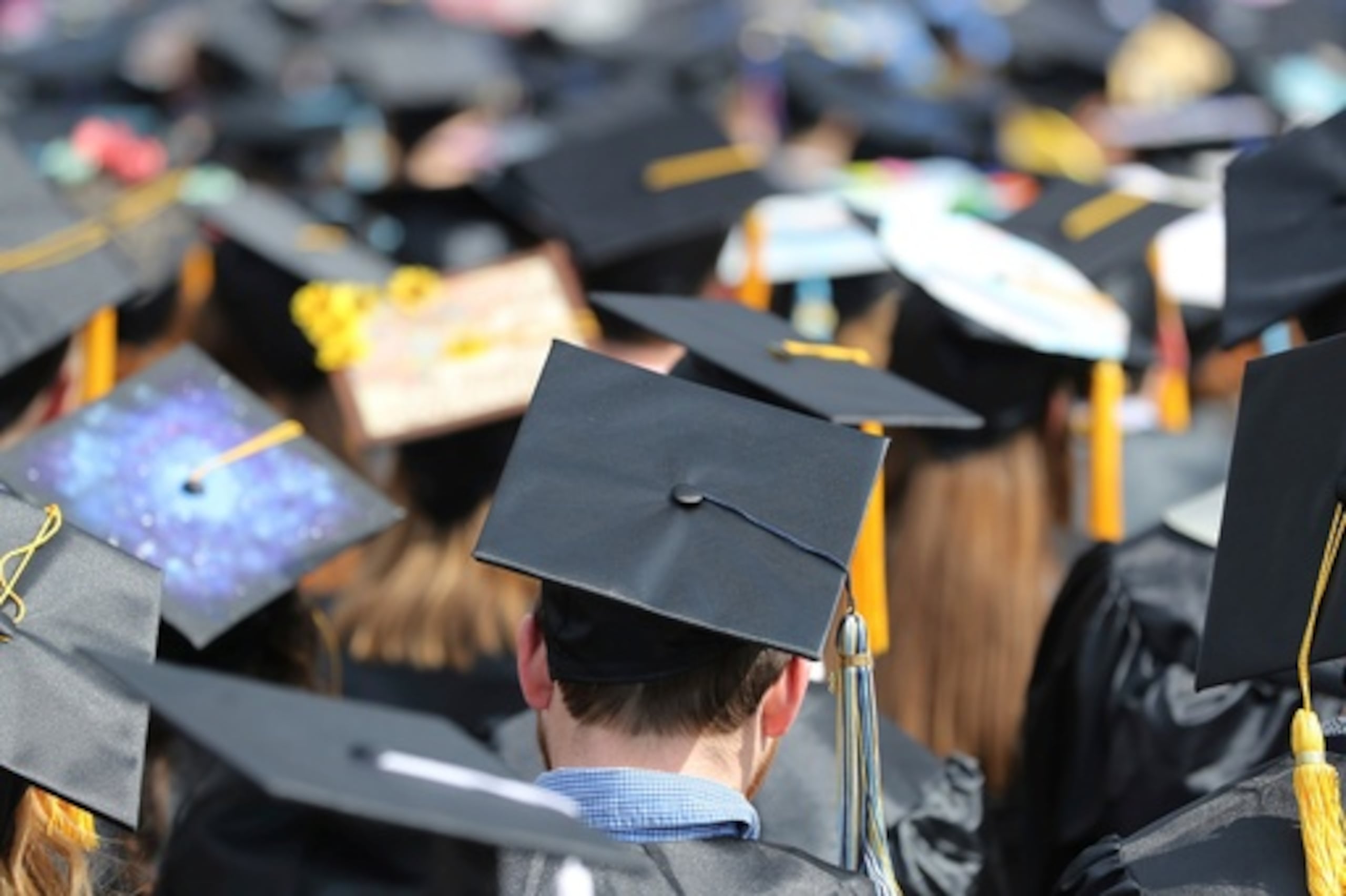 ARCHIVO - En esta foto de archivo del 5 de mayo de 2018, graduados en la ceremonia de graduación de la Universidad de Toledo en Toledo, Ohio. (AP Photo/Carlos Osorio, Archivo)