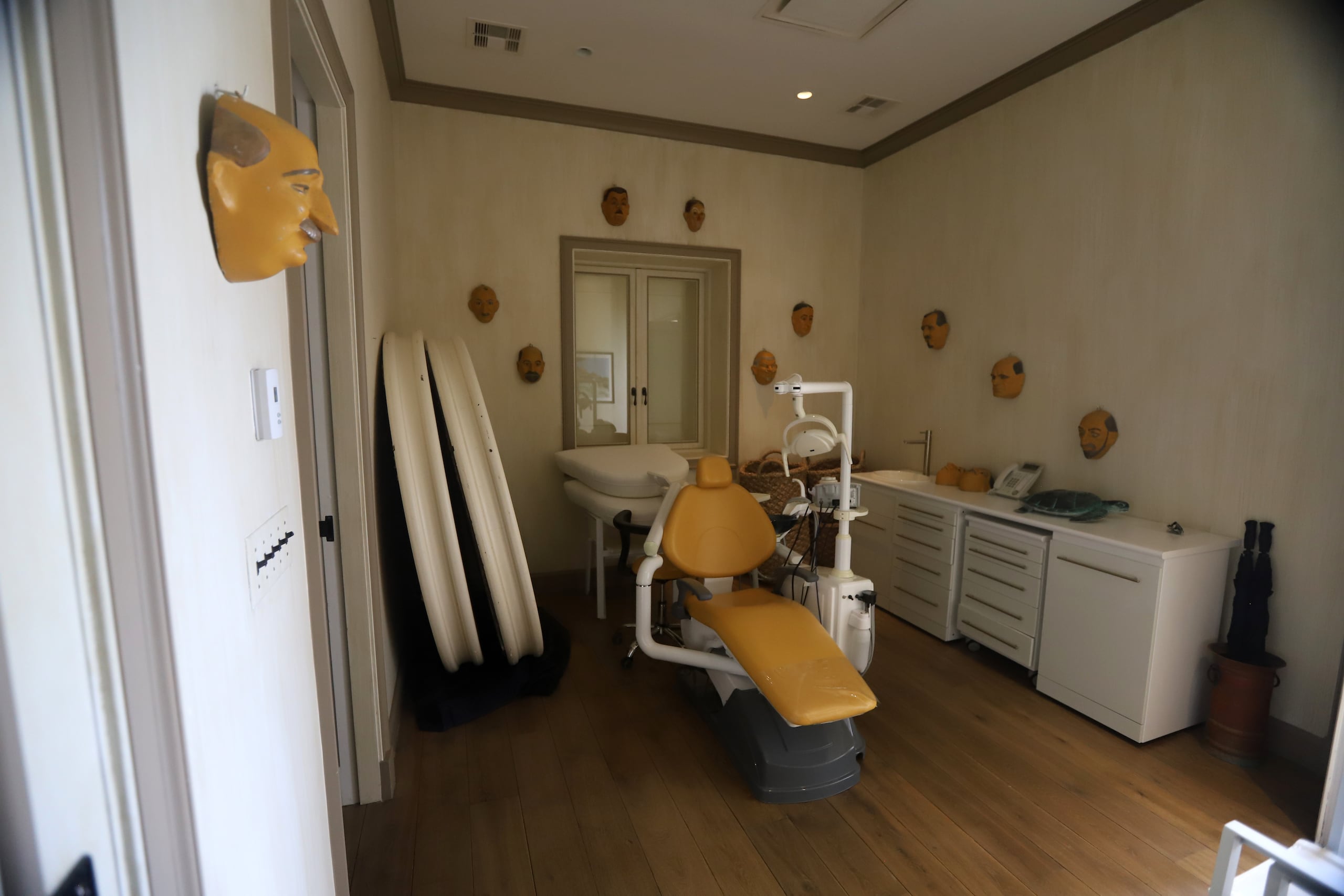 En las imágenes aparecen dormitorios y baños de la mansión y una sala con una silla de dentista con máscaras colgadas en la pared.