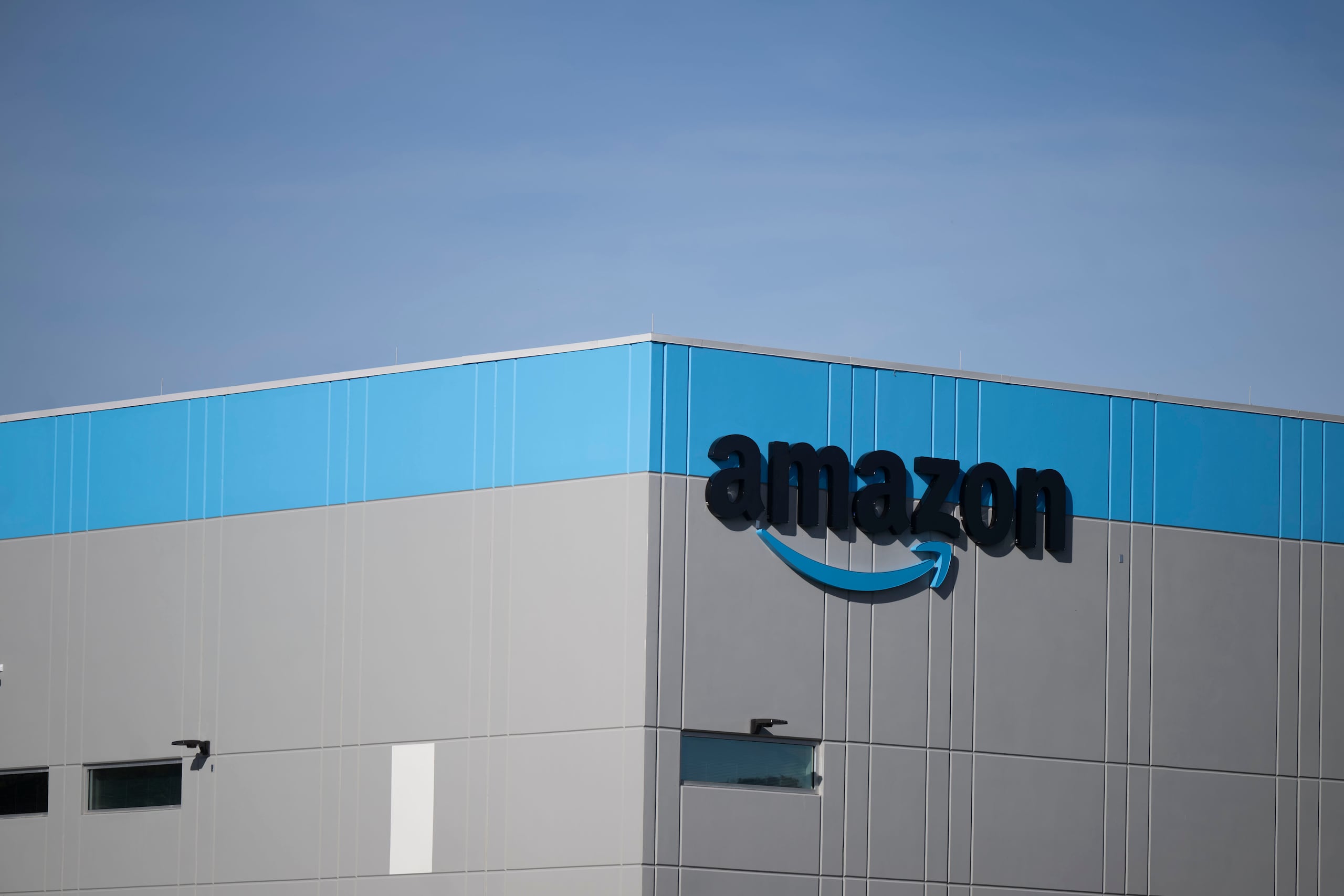 Amazon duplicó su plantilla durante la pandemia por el auge de compras en línea, pero después recortó miles de empleos al ajustarse al gasto real de los consumidores.